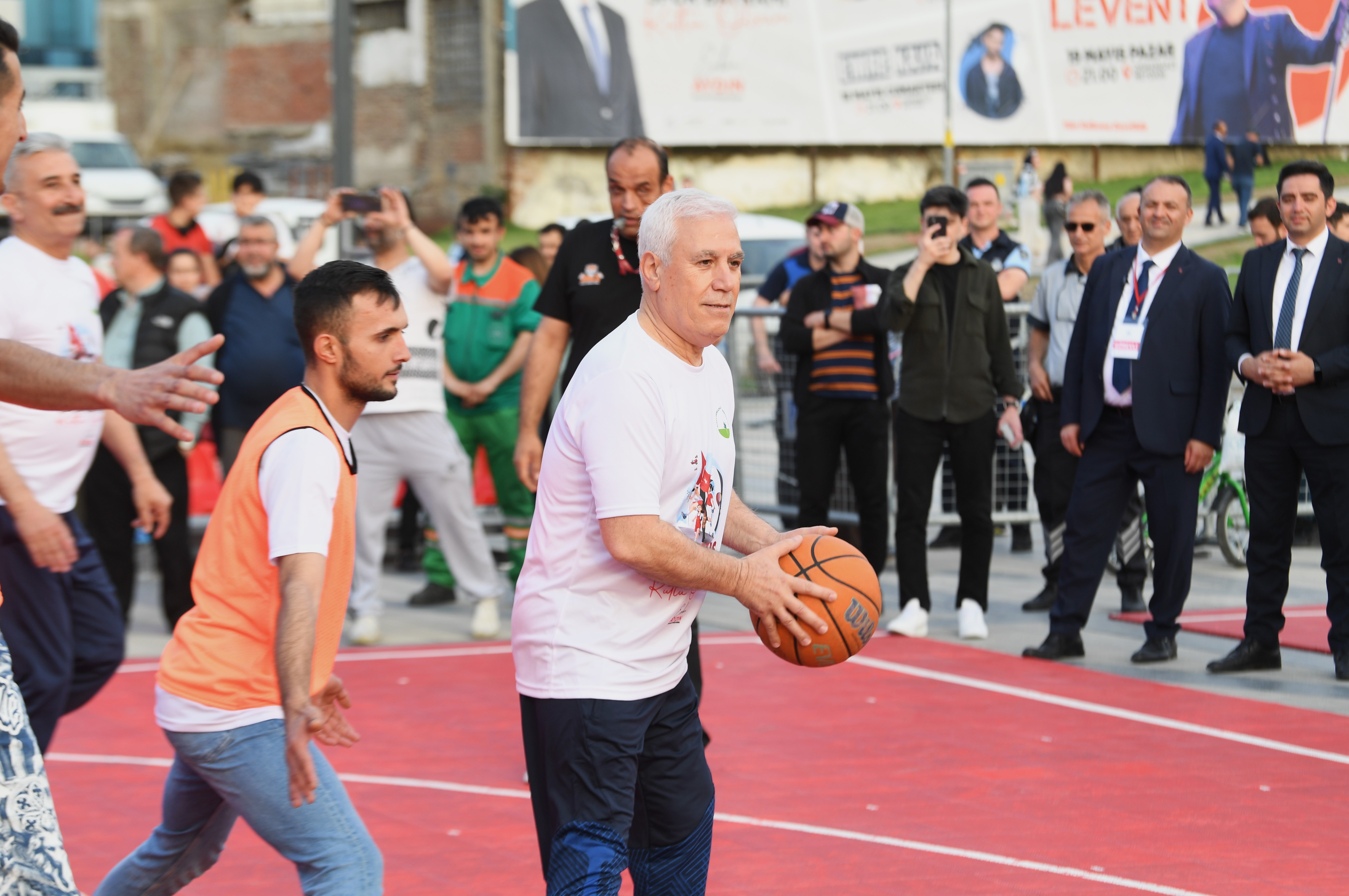 Osmangazi’de 3×3 Atatürk ve Gençlik Sokak Basketbolu Turnuvası düzenlendi