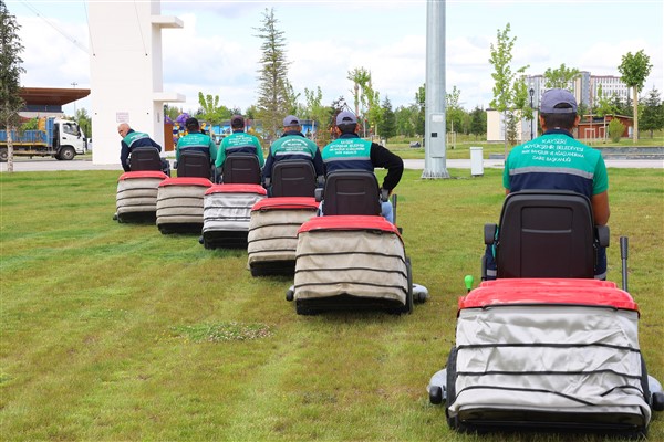 Kayseri Büyükşehir Belediyesi, yeni çim biçme aracını temizlik filosuna kattı