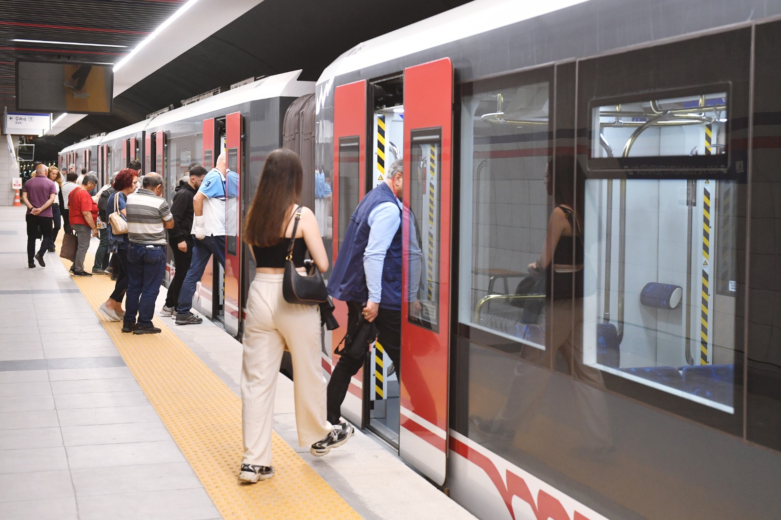 İzmir Metrosu, 24 yılda 1 milyar 400 milyon yolcuya hizmet verdi