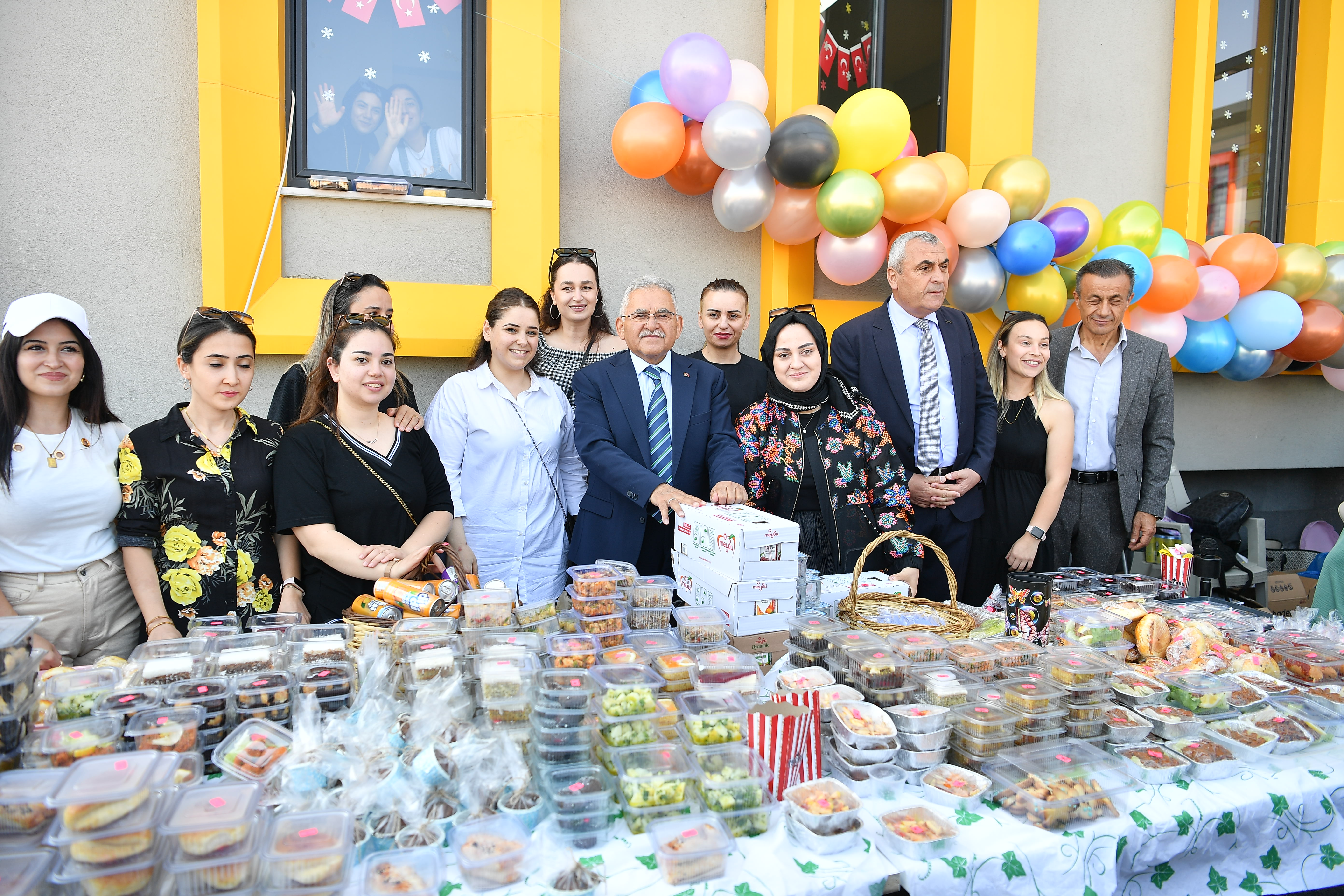 Başkan Büyükkılıç, öğrencilerin bahar şenliği ve kermes etkinliğine katıldı