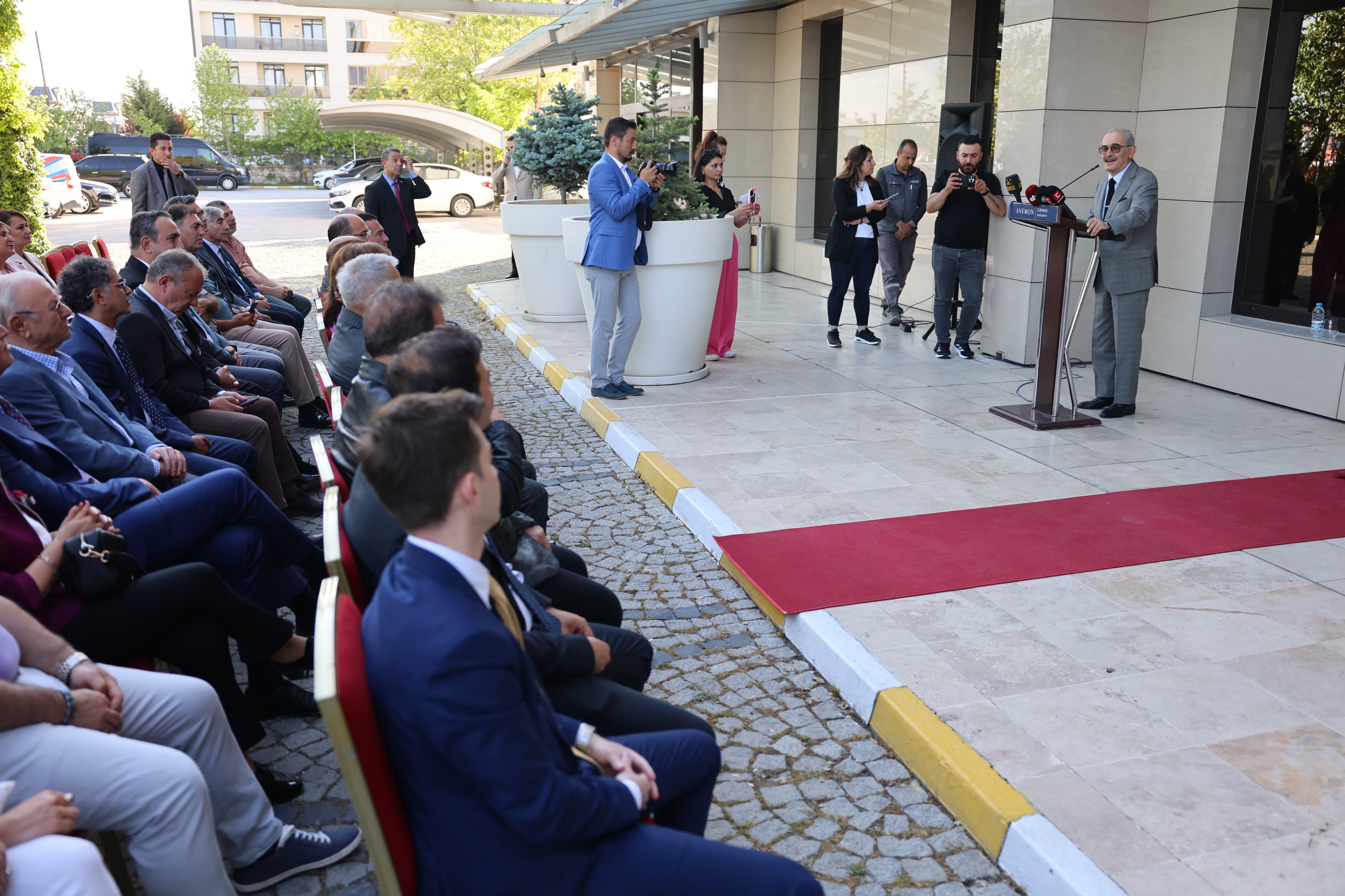 Eski Eskişehir Belediye Başkanı Büyükerşen’in büstü açıldı