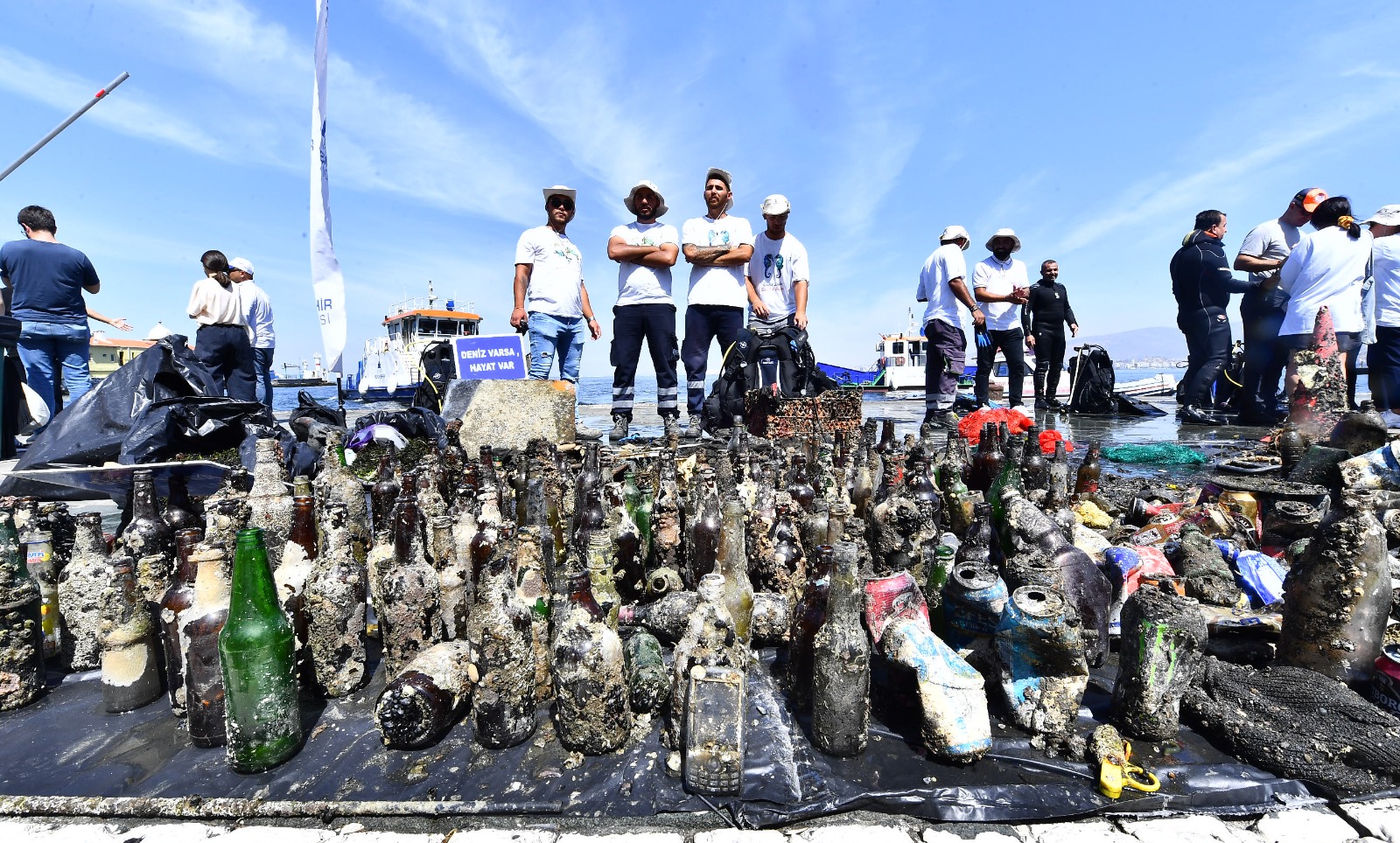 İzmir Körfez’de dip temizliği yapıldı