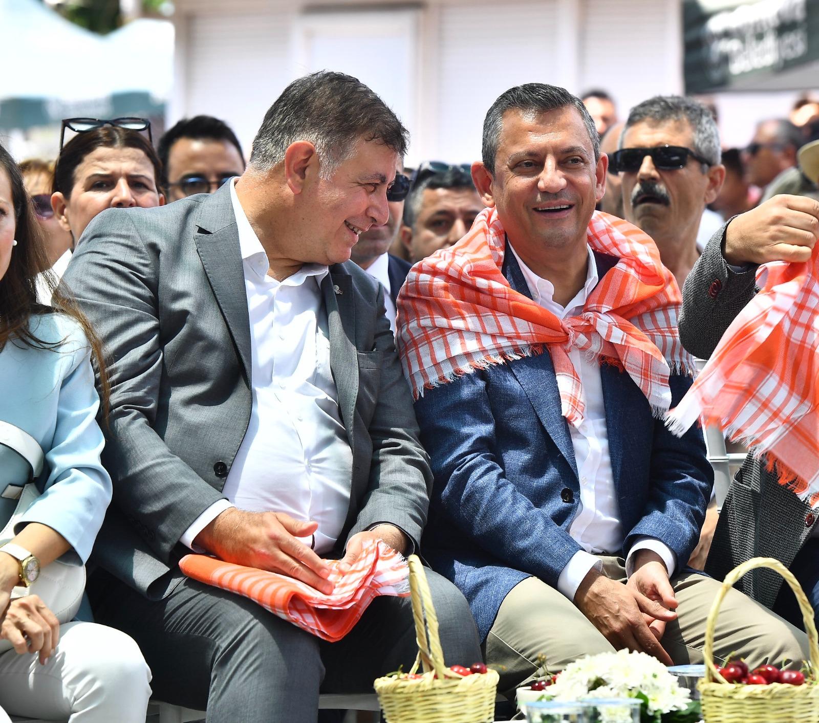 CHP Genel Başkanı Özel ve Başkan Tugay, Kiraz Festivali’ne katıldı