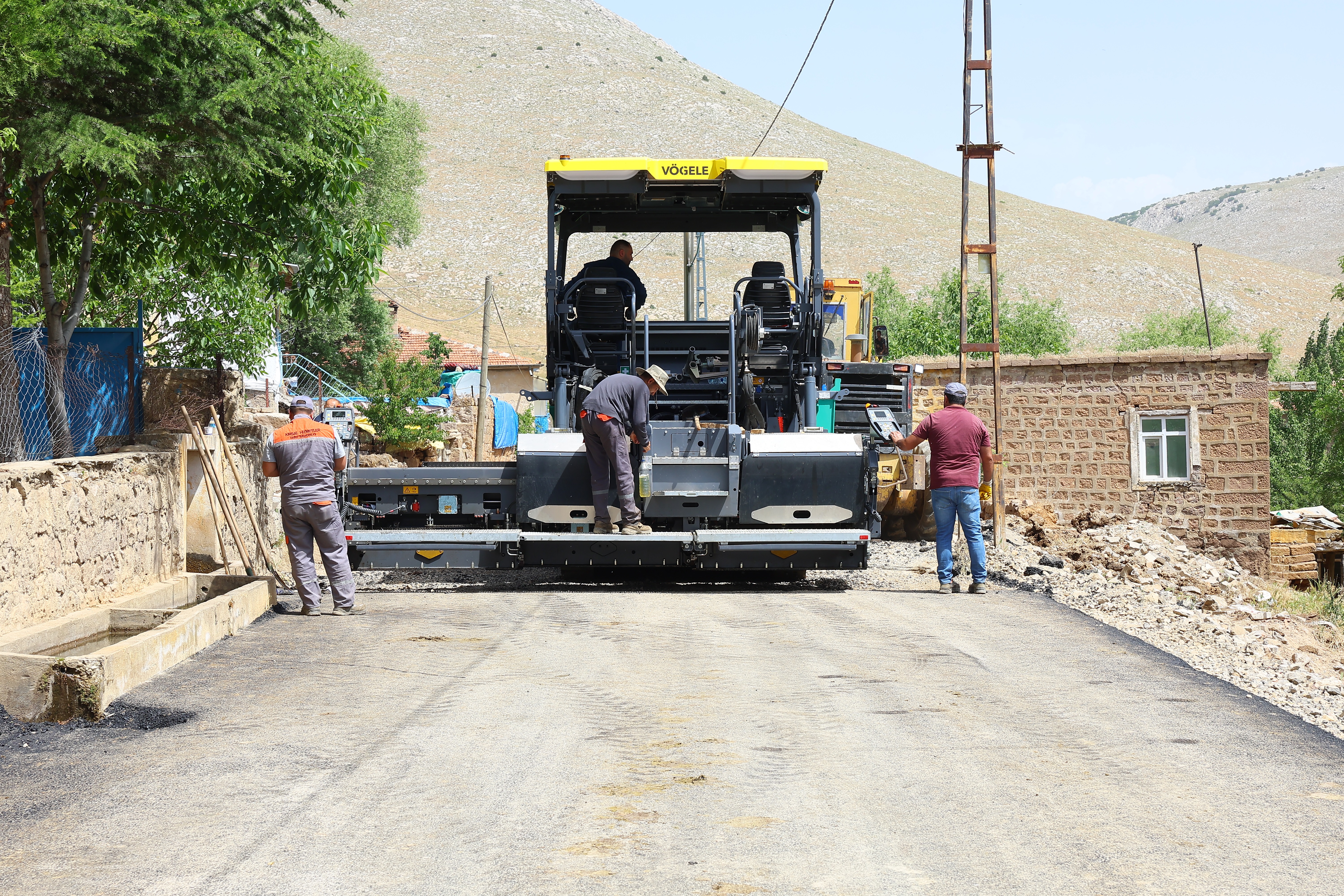 Kayseri Büyükşehir, Develi’de 900 tonluk sıcak asfalt çalışması yaptı