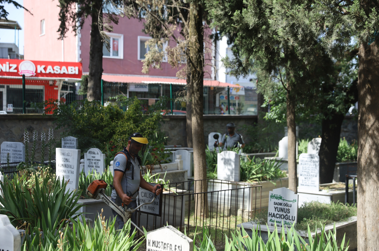 Bursa Büyükşehir Belediyesi, 17 ilçedeki mezarlıkları temizledi