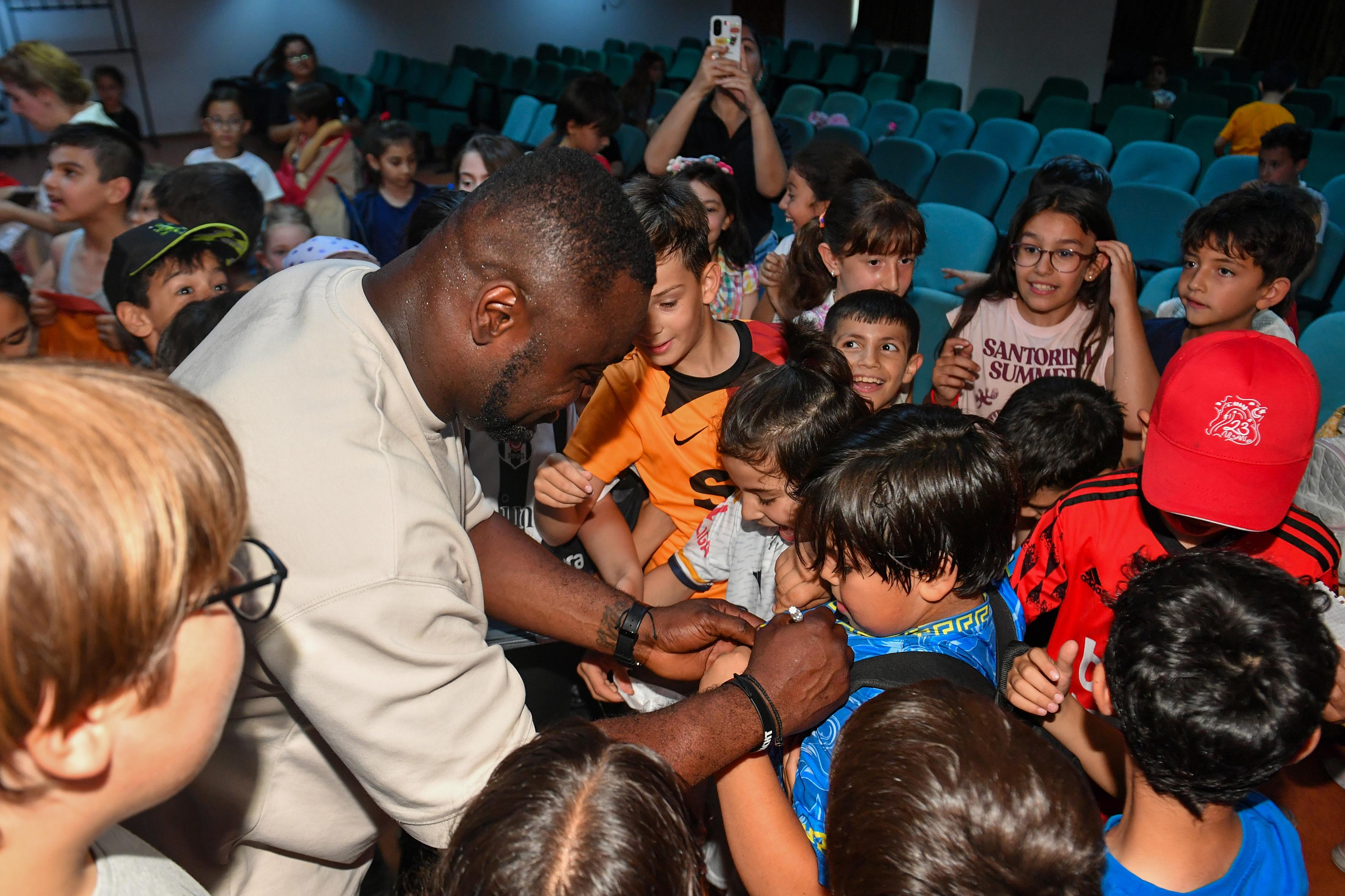 Futbolcu Asamoah, Ankara Sokaklarında Çalışan Çocuklar Merkezi’ni ziyaret etti