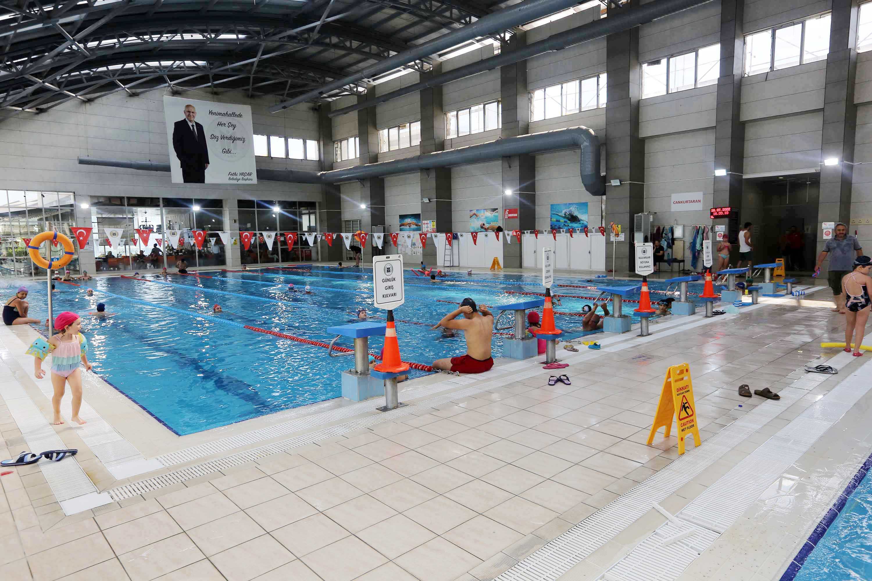 Yenimahalle’de vatandaşlar havuzlarda serinliyor