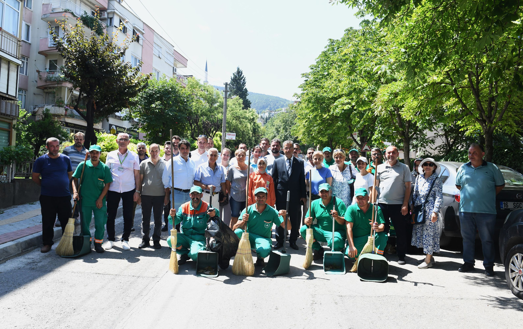 Osmangazili vatandaşlar ile belediye ekipleri, caddeleri temizledi