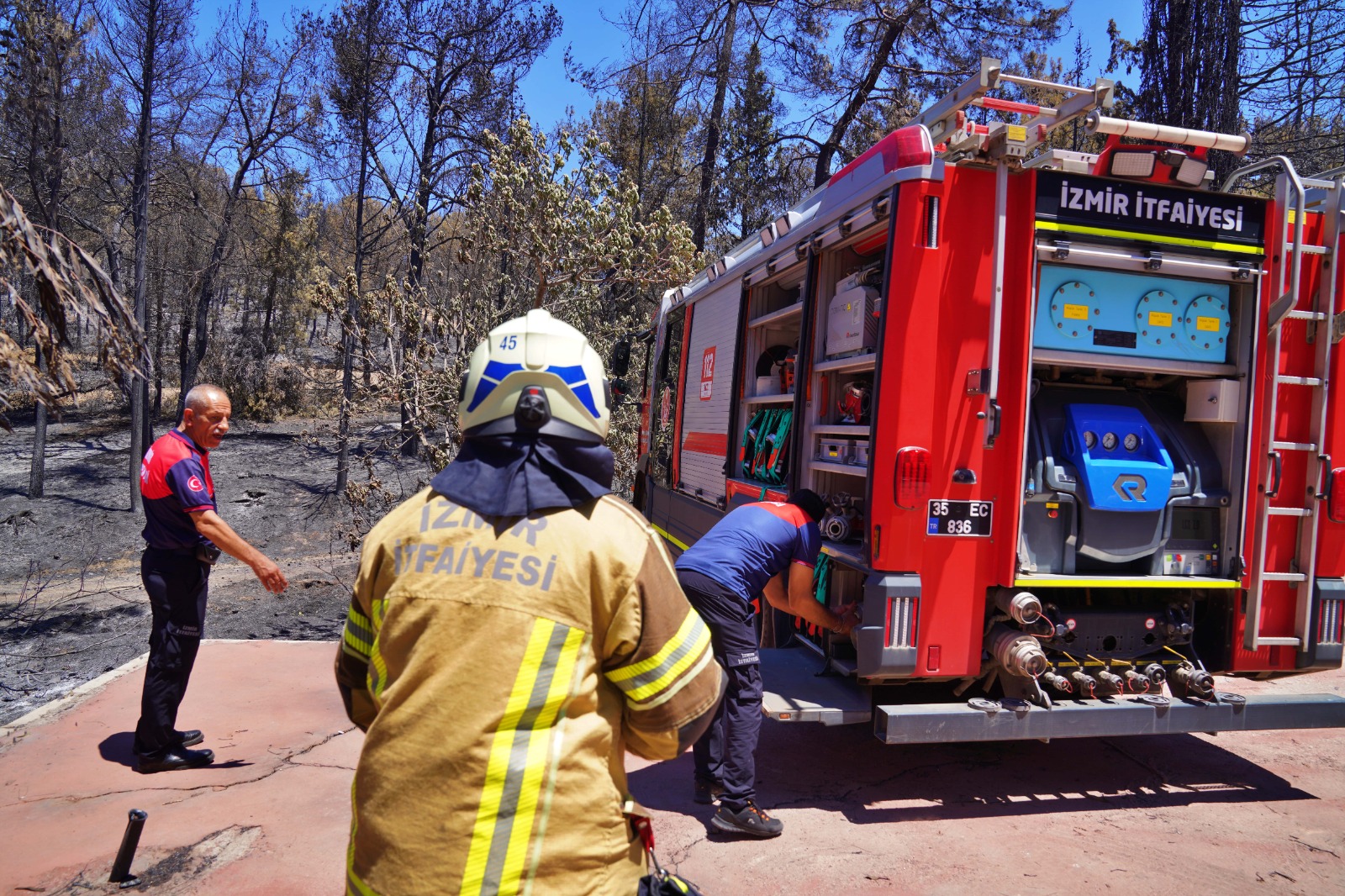 İzmir itfaiye ekiplerinden yangınla mücadele