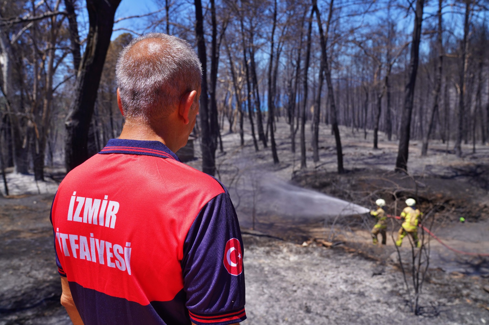 İzmir itfaiye ekiplerinden yangınla mücadele