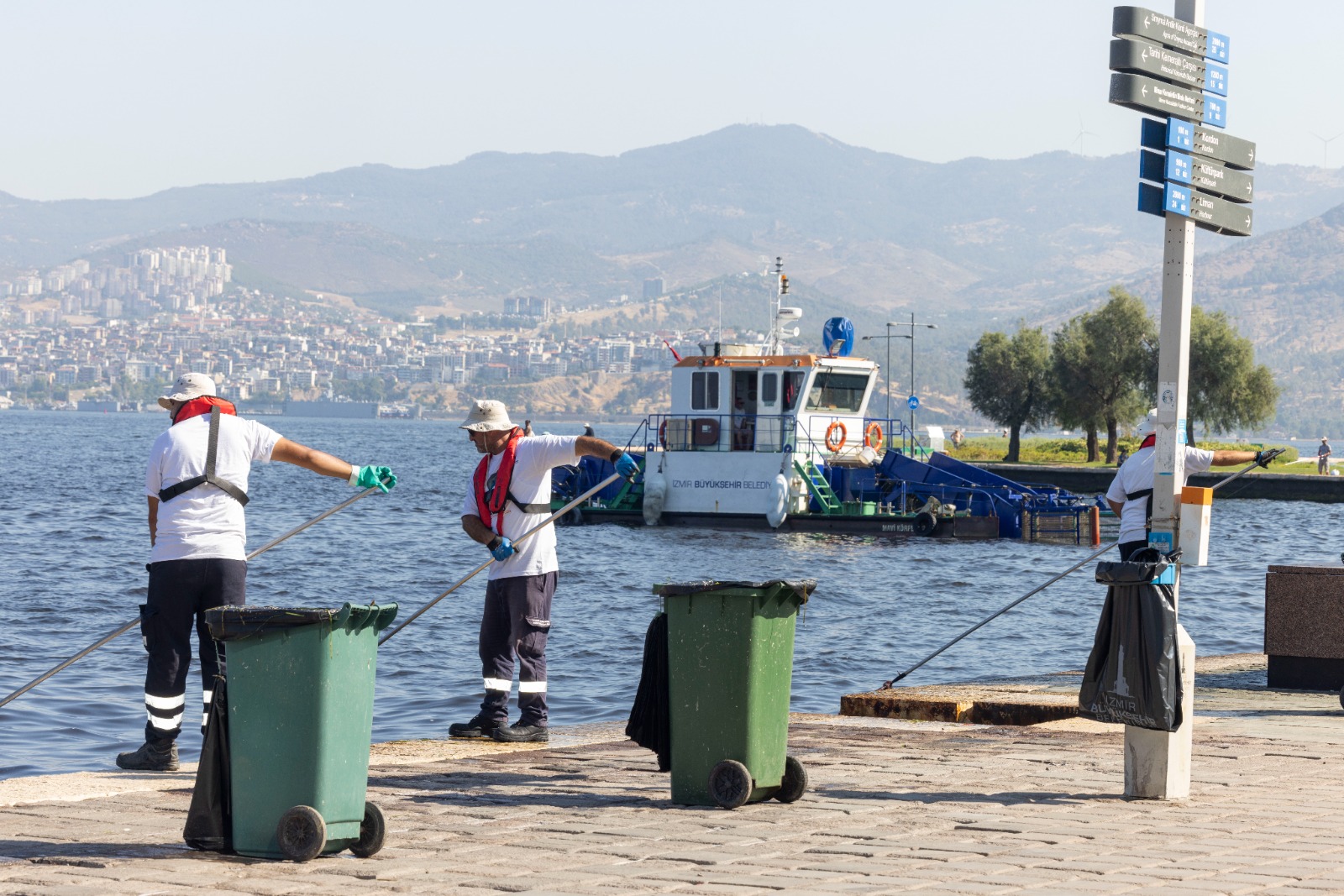 İzmir Körfezi’nin korunması için yüzey temizliği yapılıyor