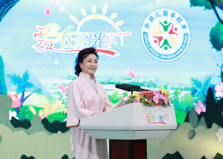 Peng Liyuan, Çinli ve Afrikalı çocukların yaz kampı etkinliğine katıldı