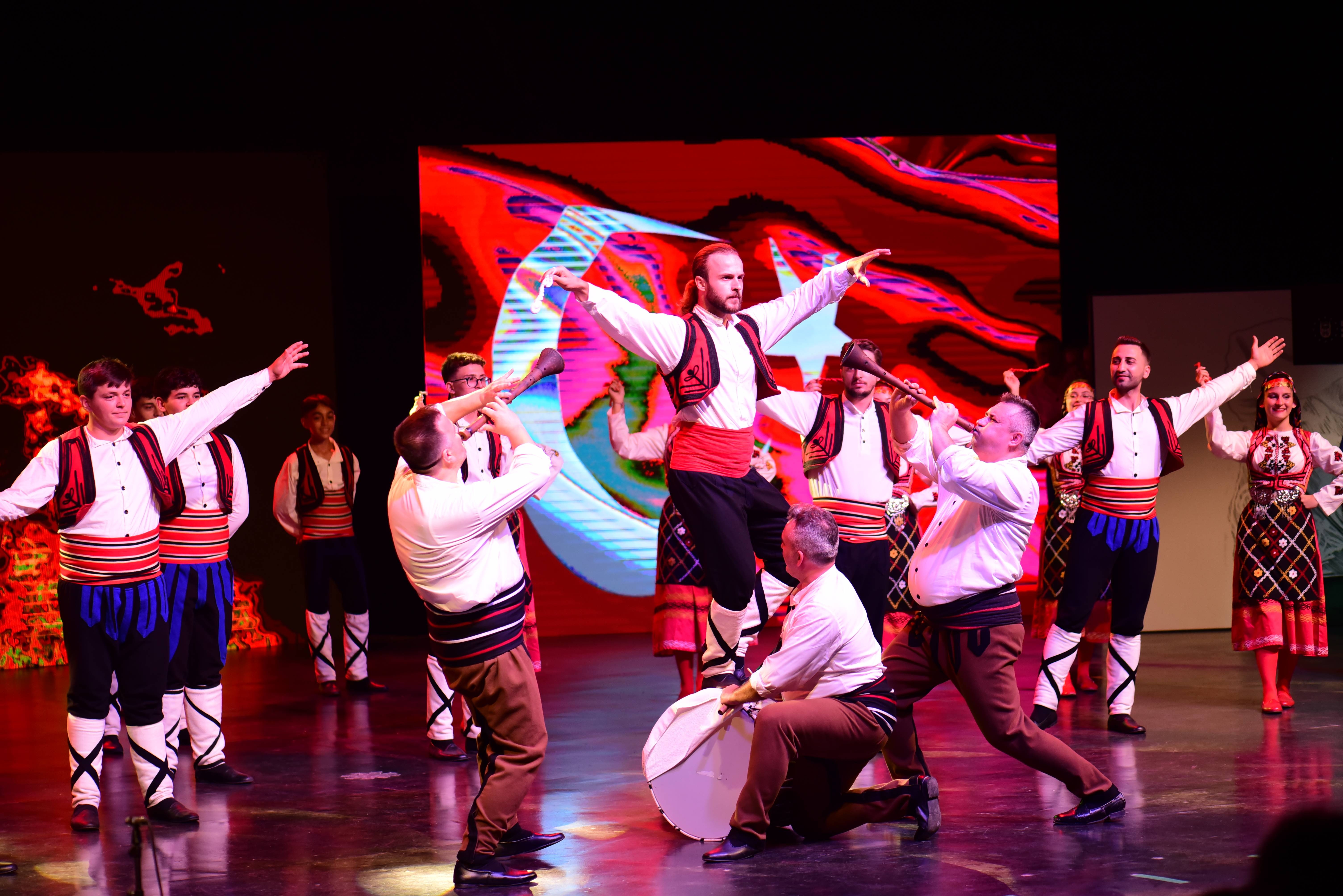 Uluslararası Altın Karagöz Halk Dansları Yarışması devam ediyor