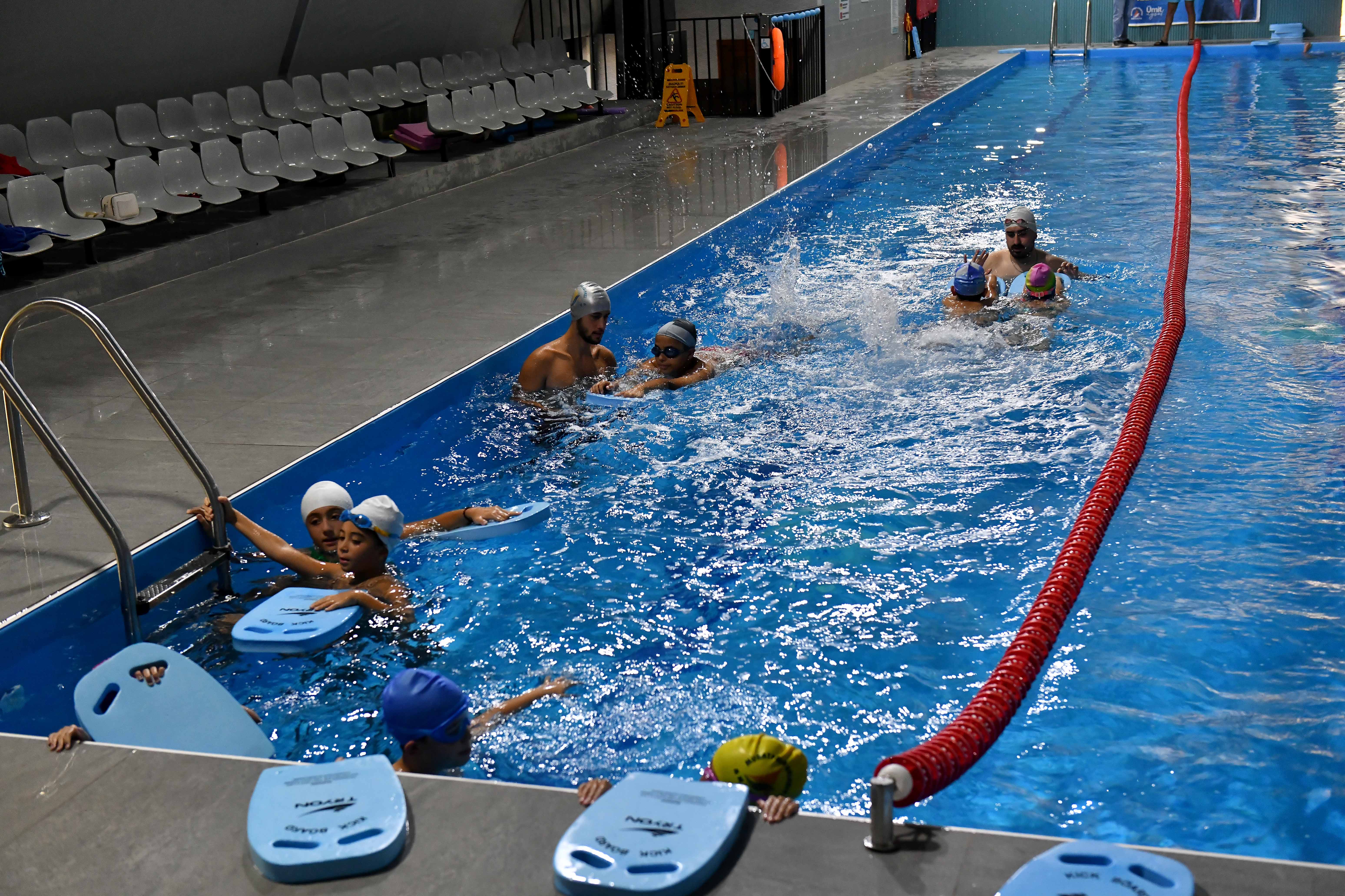 Muratpaşa Belediyesi’nin ücretsiz yüzme kursları devam ediyor
