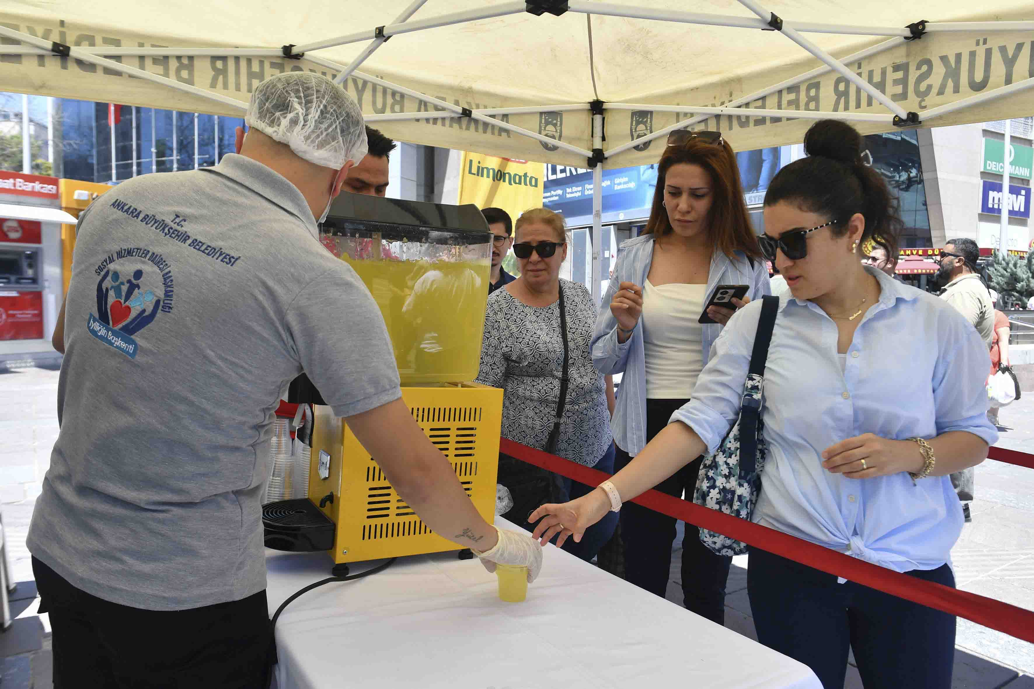 ABB’den vatandaşlara ücretsiz soğuk limonata ikramı