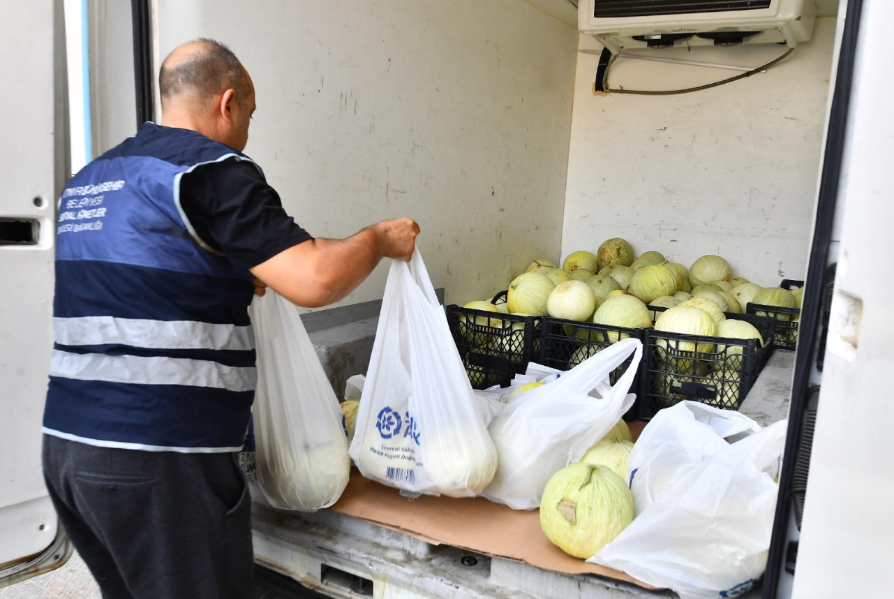 İzmir Büyükşehir Belediyesinden hem çiftçiye hem ihtiyaç sahibine destek