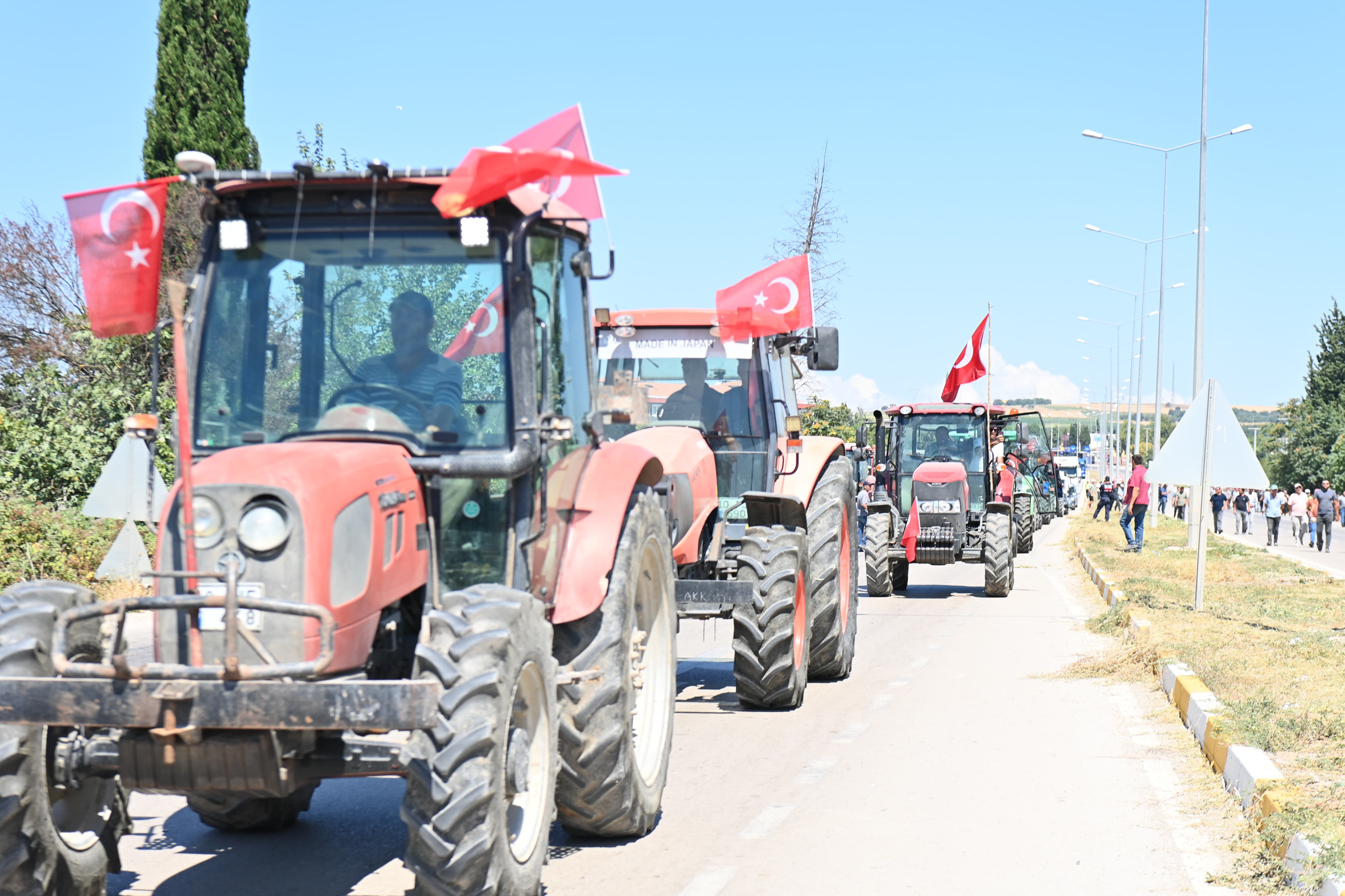 Başkan Akın: Üreten çiftçimizin daima yanındayız