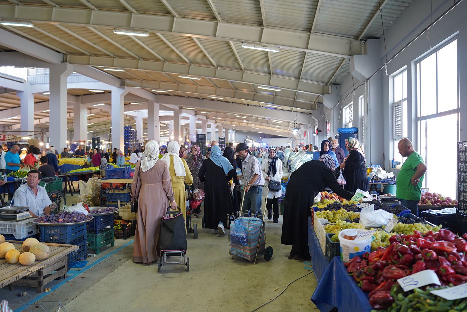 Orhangazi Belediyesi kapalı pazaryerini yenileyerek hizmete sundu