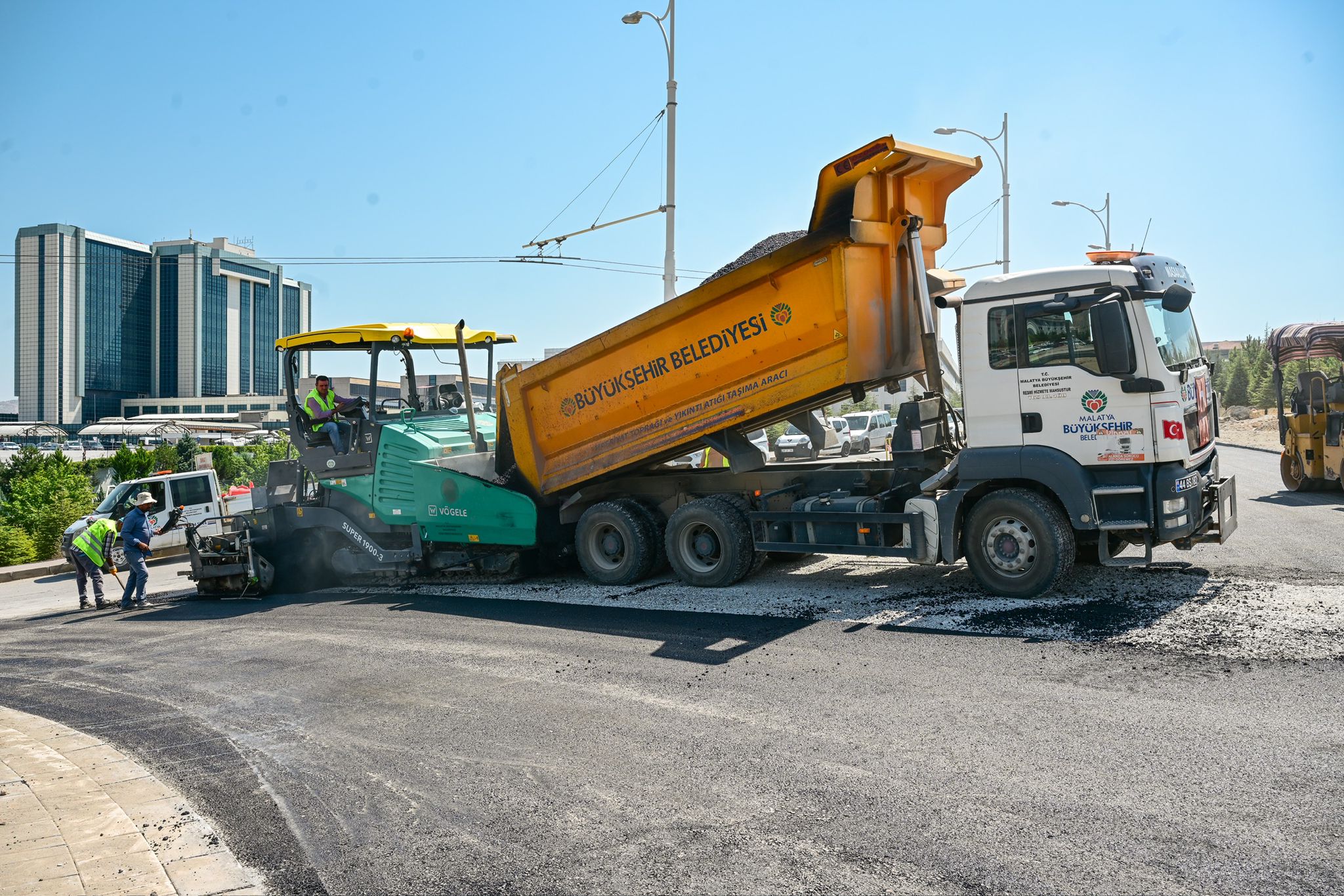 Başkan Er, İnönü Üniversitesi’nde gerçekleştirilen yol çalışmalarını yerinde inceledi