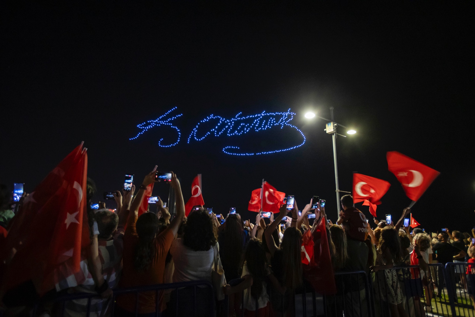 İzmir Büyükşehir Belediyesi’nden Gündoğdu Meydanı’nda dron gösterisi