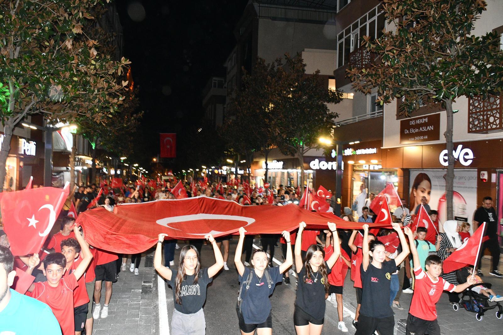 Balıkesir’de kurtuluşun 102. yılı fener alayı ile kutlandı