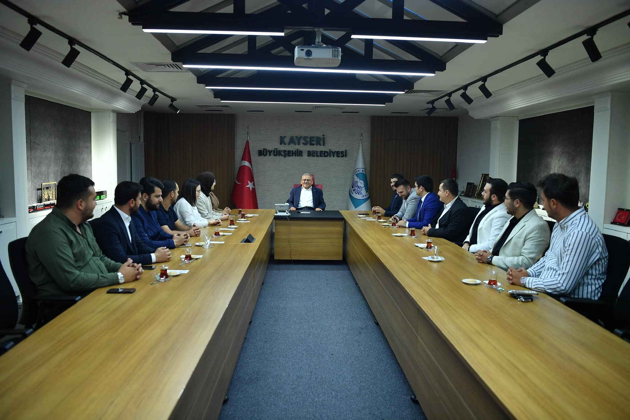 Başkan Büyükkılıç’a AK Parti Kayseri Gençlik Kolları Başkanı Danacı’dan hediye