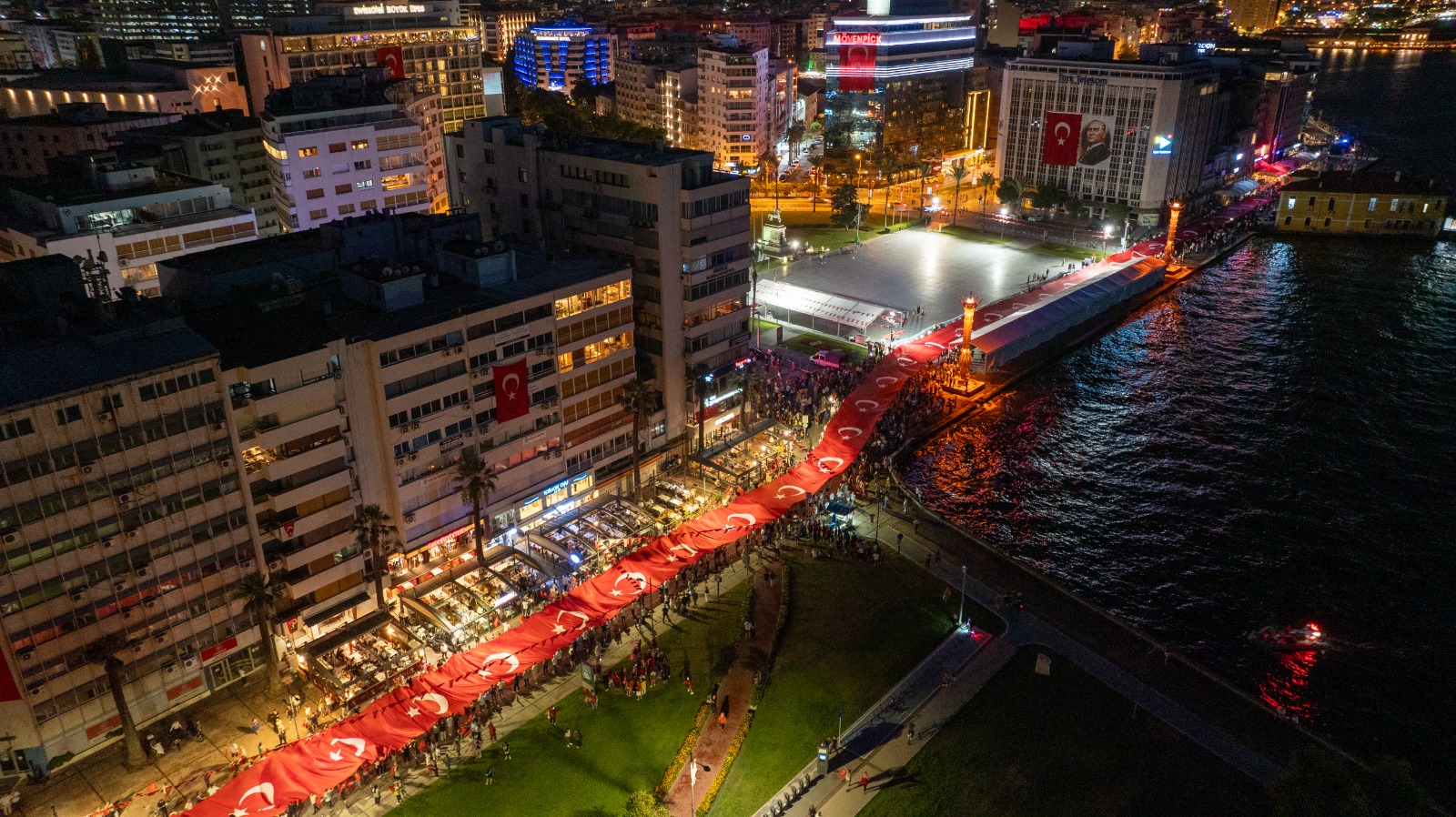 İzmir’in kurtuluşun 102’nci yıl dönümü etkinliklerle kutlandı