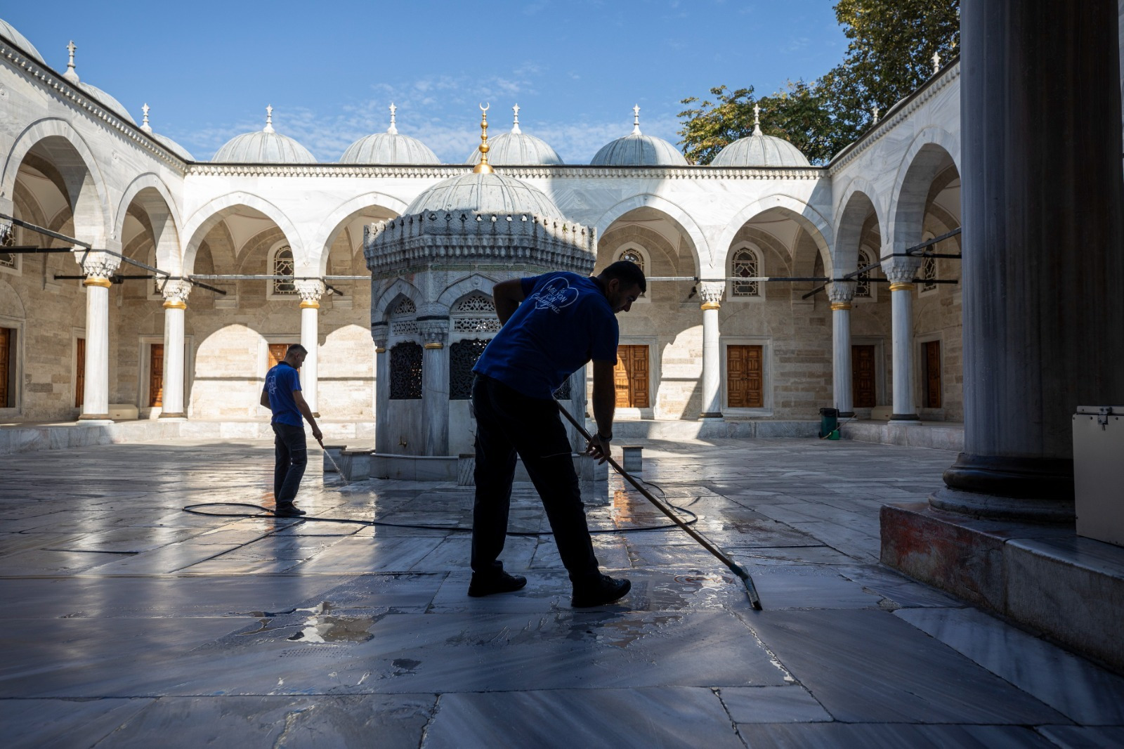 İBB, tarihi camilerde bakım ve temizlik çalışmalarını sürdürüyor