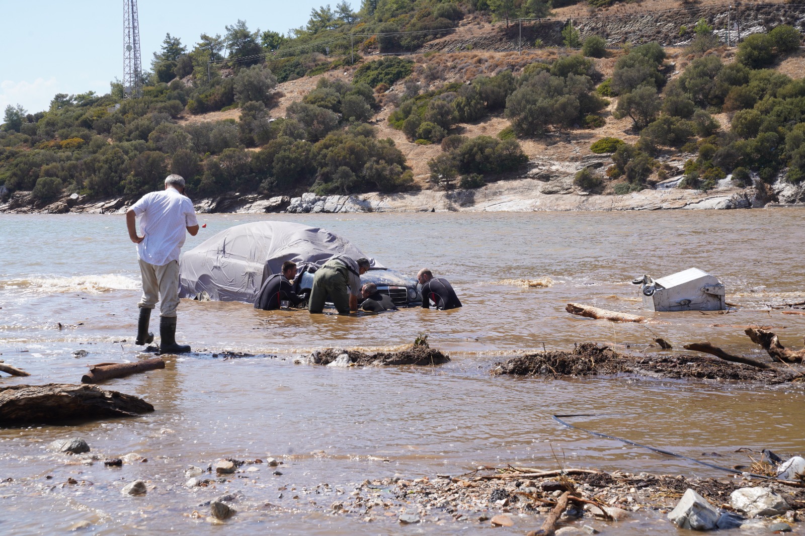 İzmir İtfaiyesi’nden yağıştan en çok etkilenen Menderes’te seferberlik