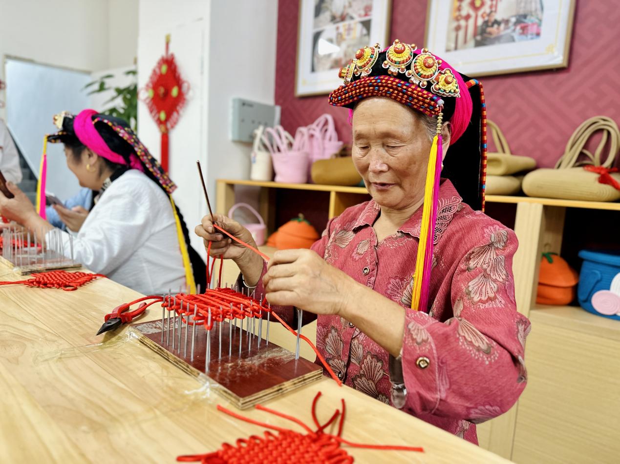 Karlı plato yeni görünüme kavuşuyor: Kırmızı ipek ip Tibetli bir nakışçının güzel hayat