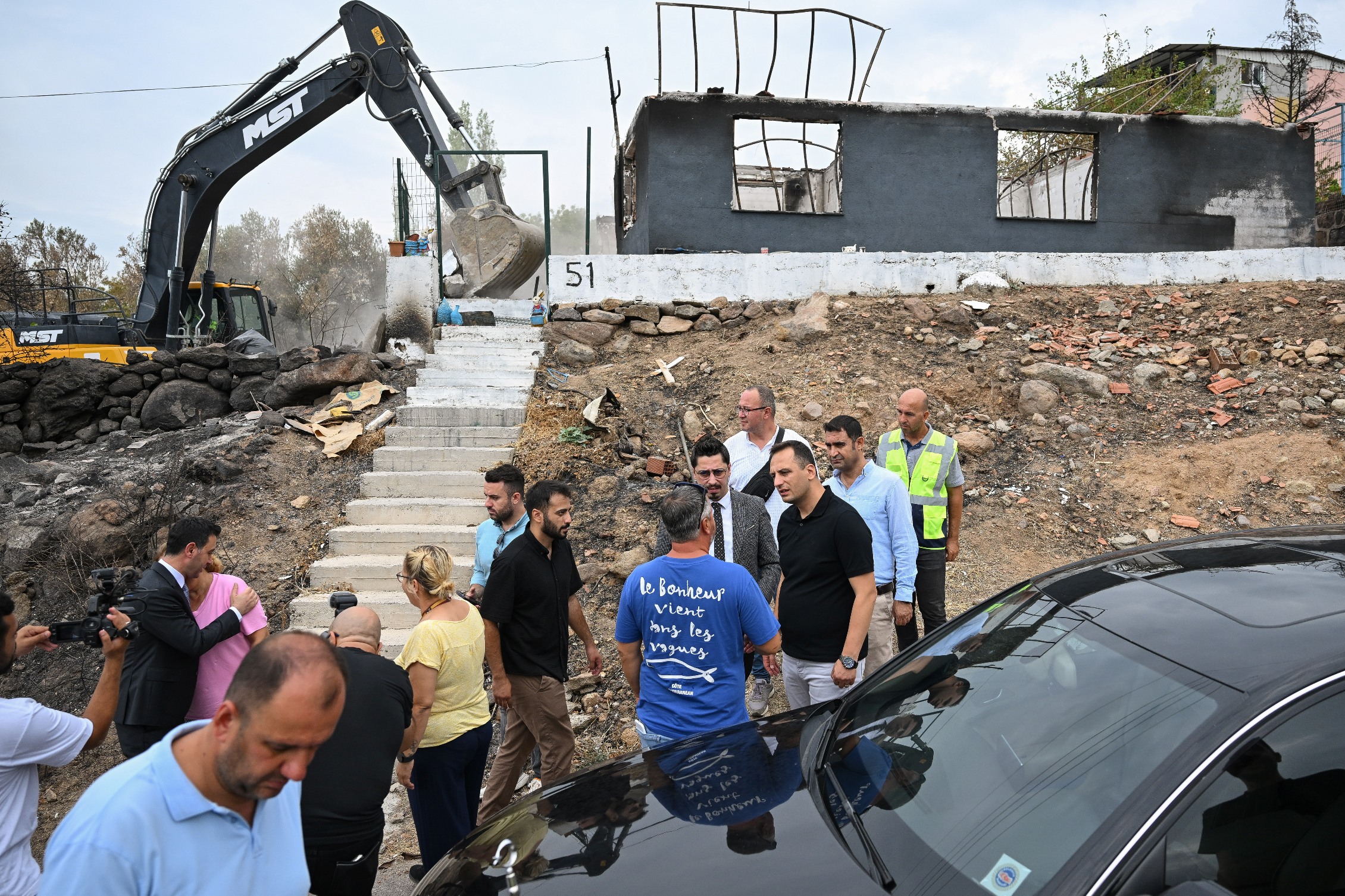 Bornova Belediyesi, yangında evleri yanan ailelere destek oldu