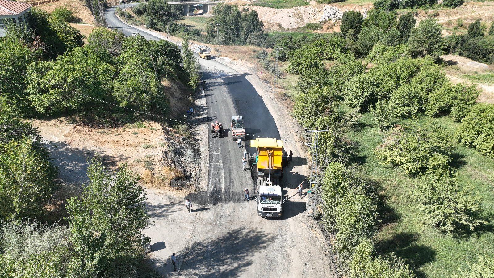 Malatya Büyükşehir Belediyesi’nin yol çalışmaları sürüyor