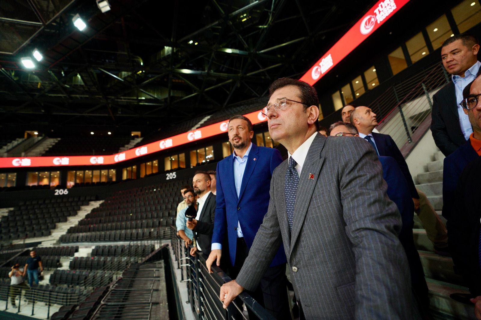 İmamoğlu, TBF Başkanı Türkoğlu ile Basketbol Gelişim Merkezi’ni gezdi