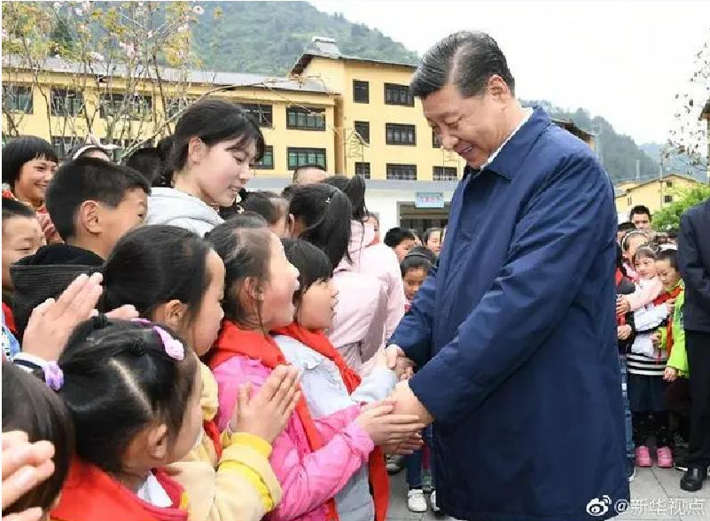 Xi Jinping, öğretmenler ile beraber