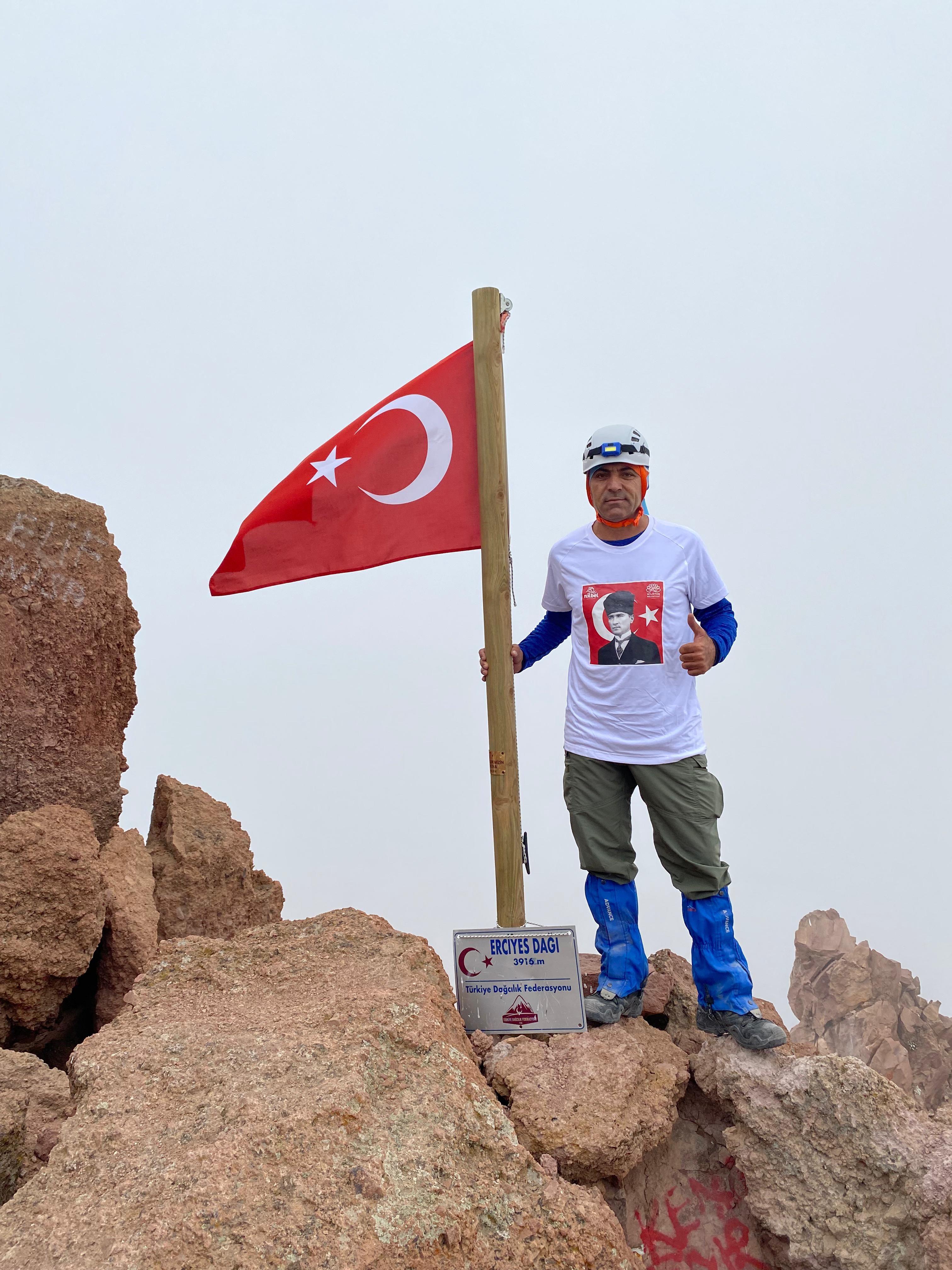 Nilüfer Belediyesi Zabıta Müdürlüğü çalışanı, 5 dağının zirvesine tırmandı