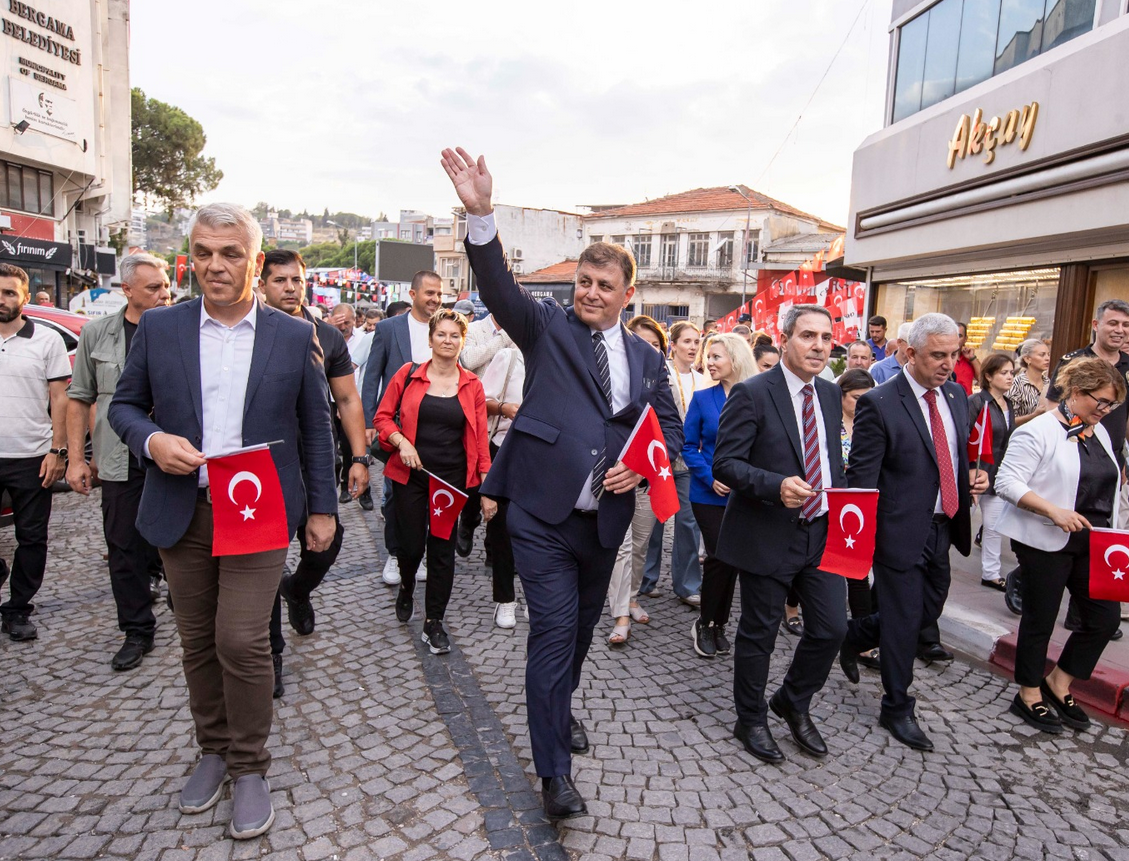 Başkan Tugay, 88. Uluslararası Bergama Kermesi’ne katıldı