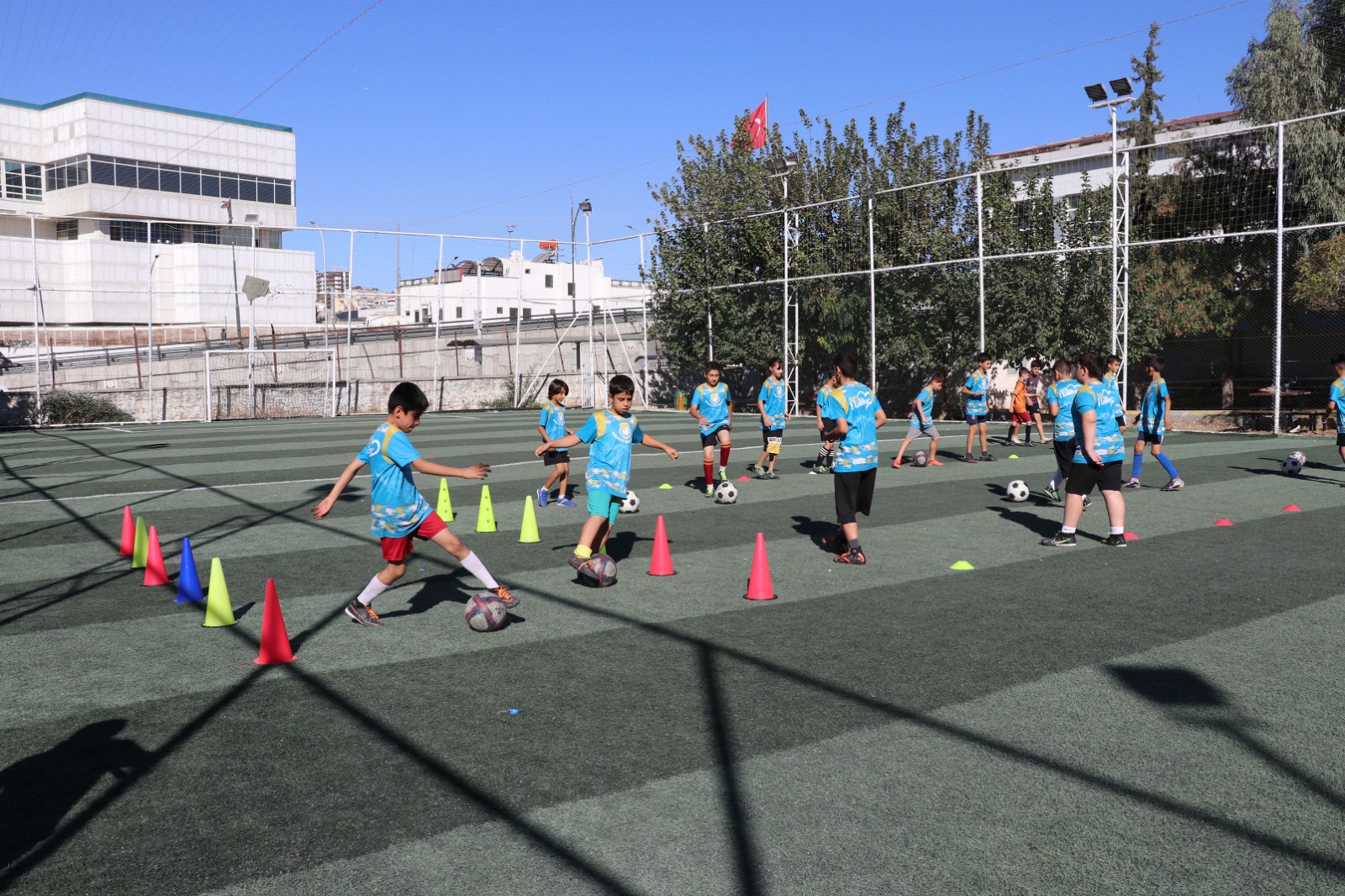 Haliliye Futbol Okulu’nda çocuklar antrenmanlar ile deneyim kazanıyor