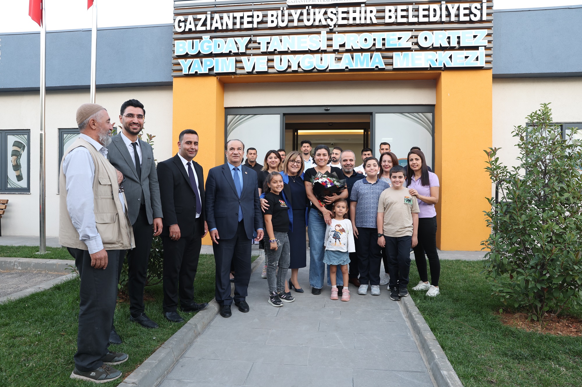 Gaziantep Büyükşehir Belediyesi’nden depremzedeye protez desteği