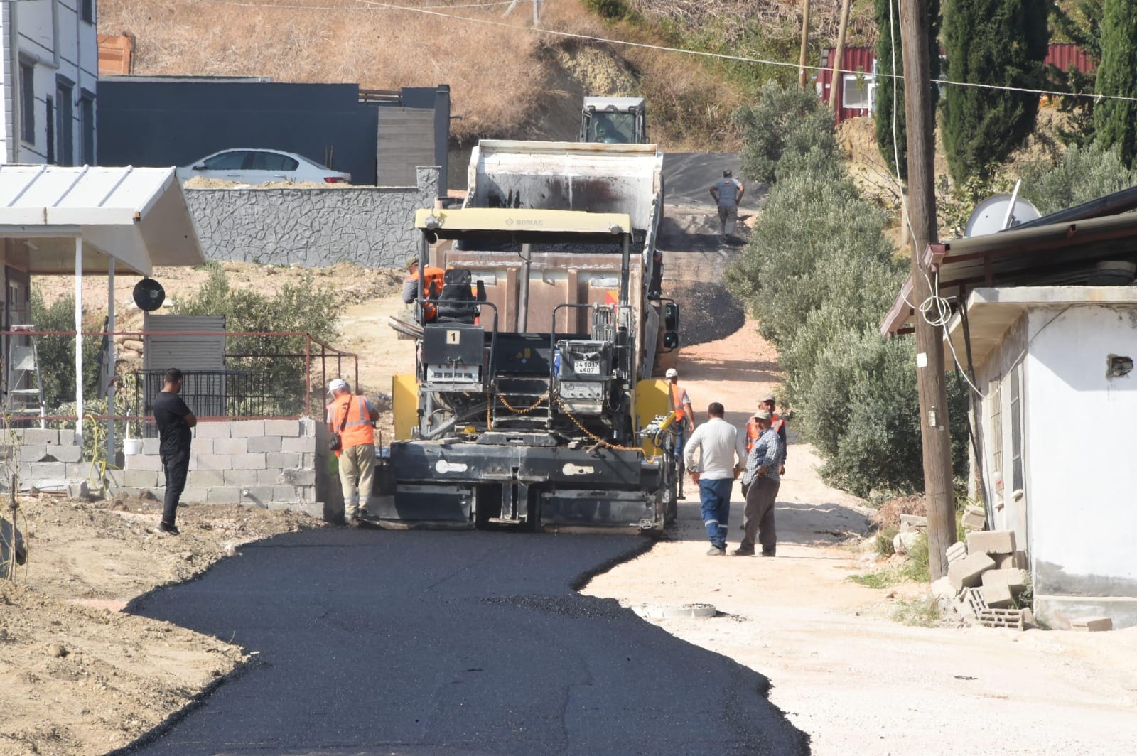 Başkan Yapar, Üzümdalı Mahallesi’nde yapılan yol çalışmalarını inceledi