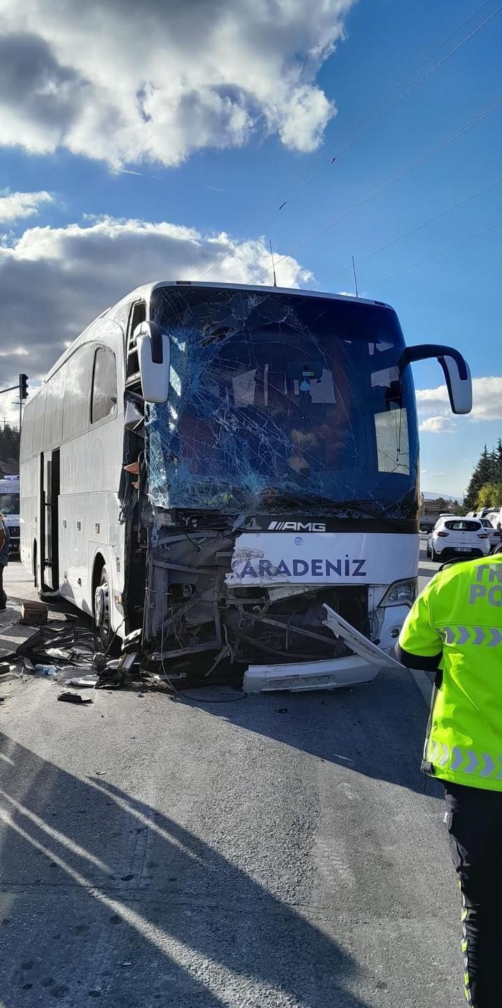 Afyonkarahisar ve Ankara yolunda şehirlerarası otobüs ile kamyon çarpıştı