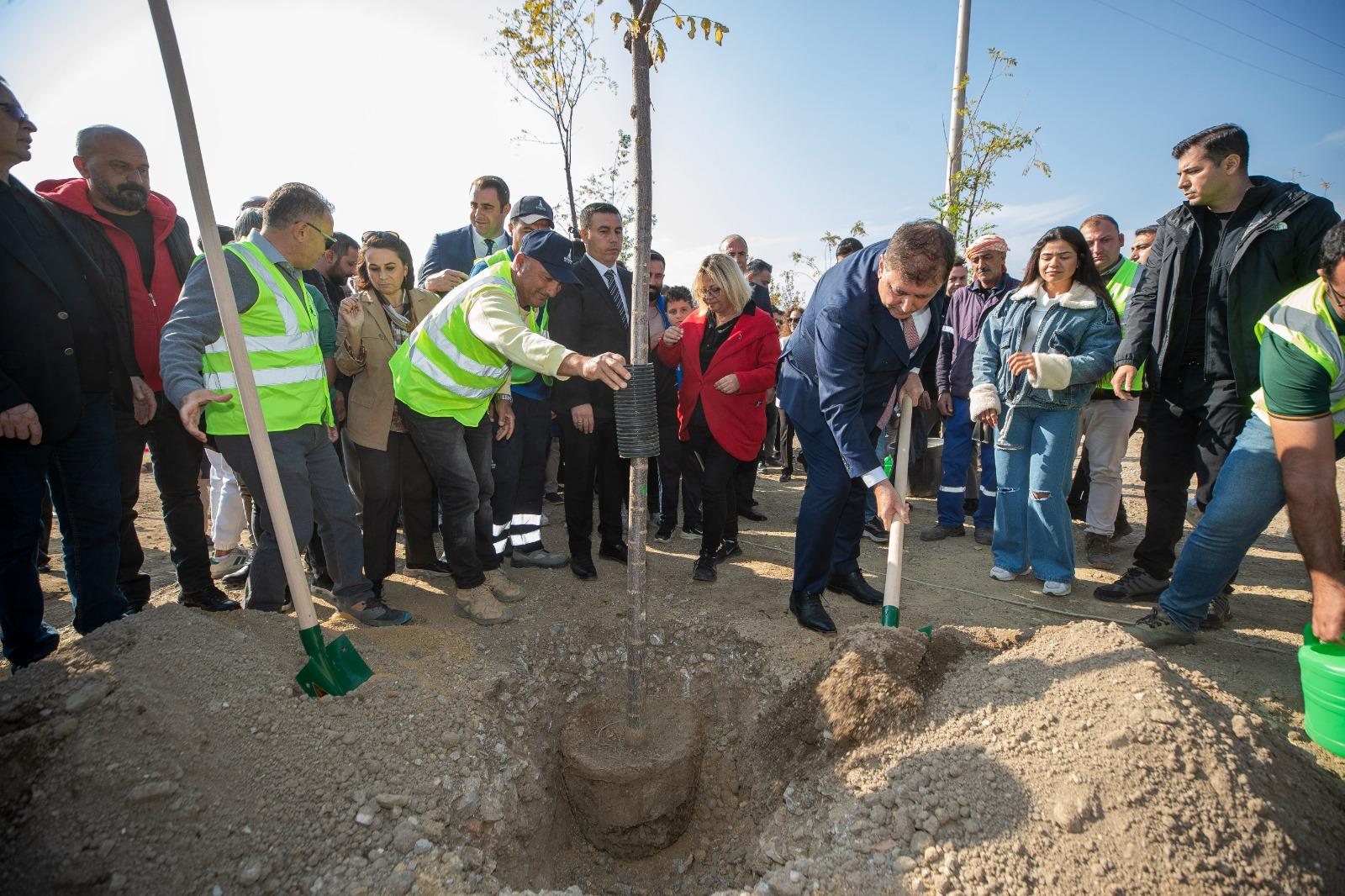 Başkan Tugay, bal ormanına fidan dikti