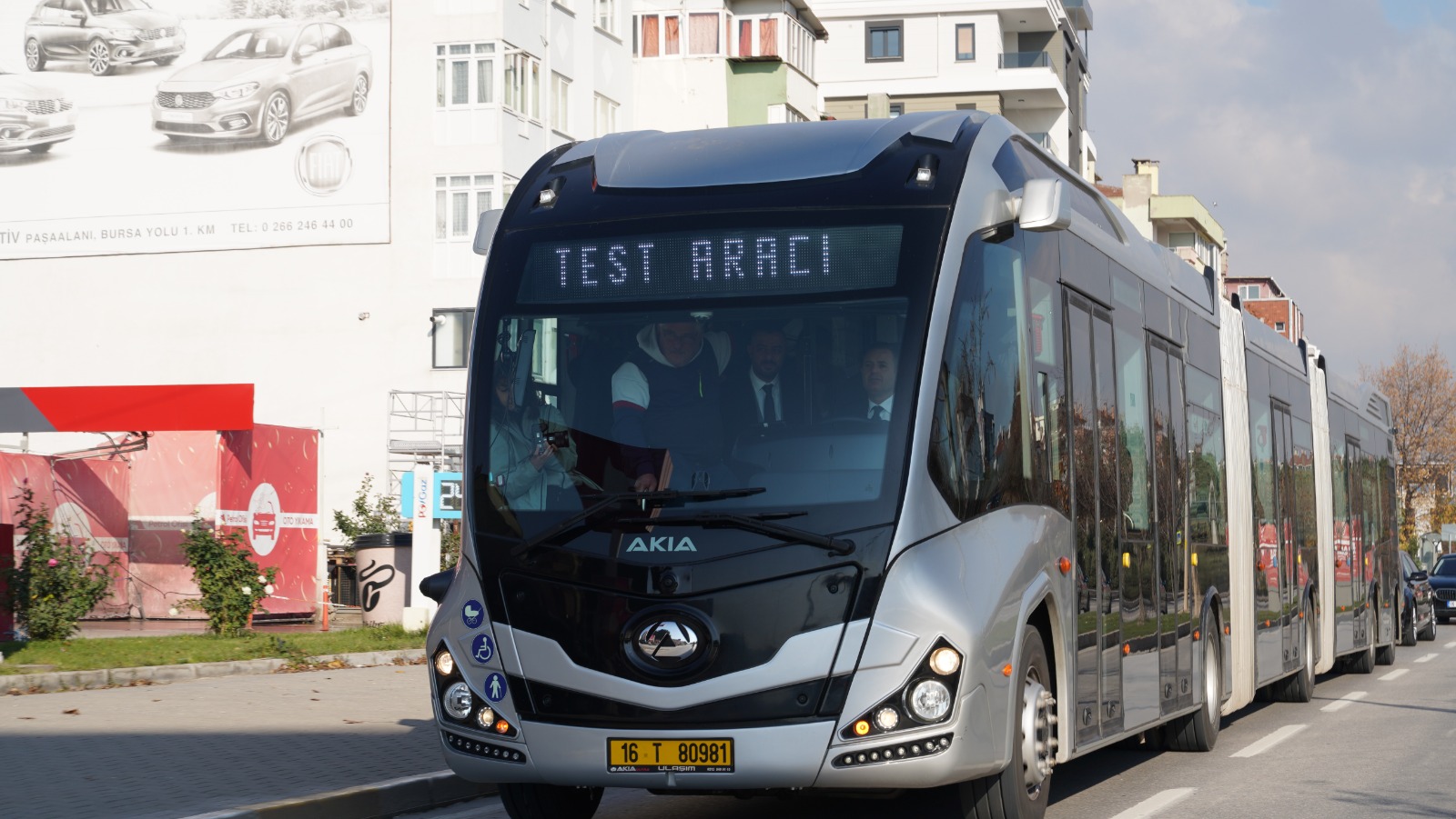 Ahmet Akın, direksiyona geçerek test sürüşü yaptı