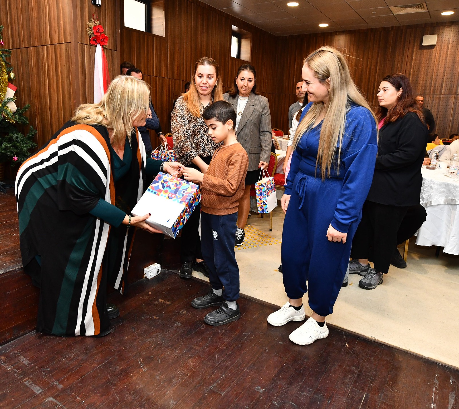 İzmir’de diyabetli çocuklar için şeker ölçüm cihazı dağıtıldı