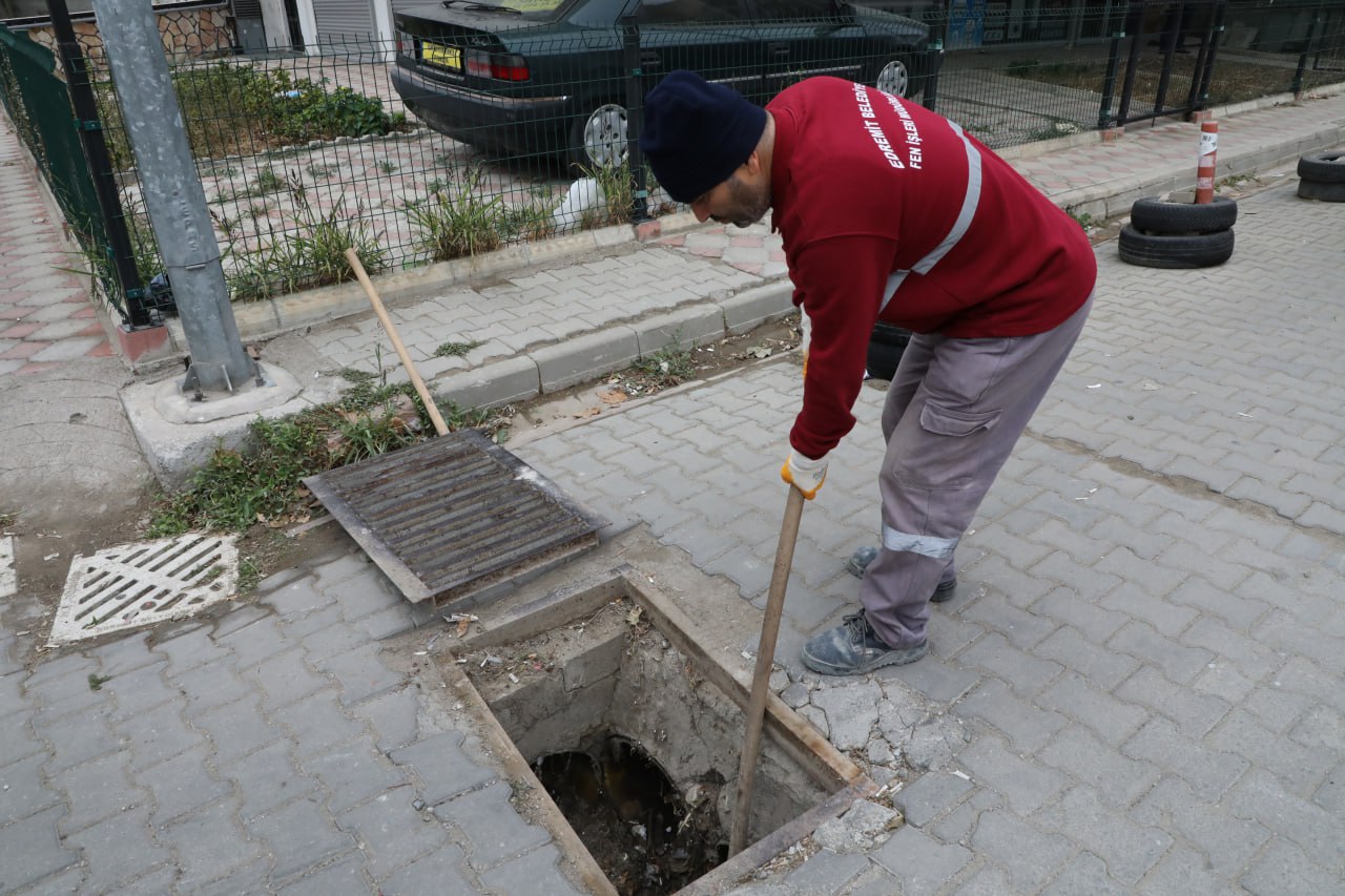 Edremit Belediyesi beklenen yağışlara karşı önlem almaya başladı