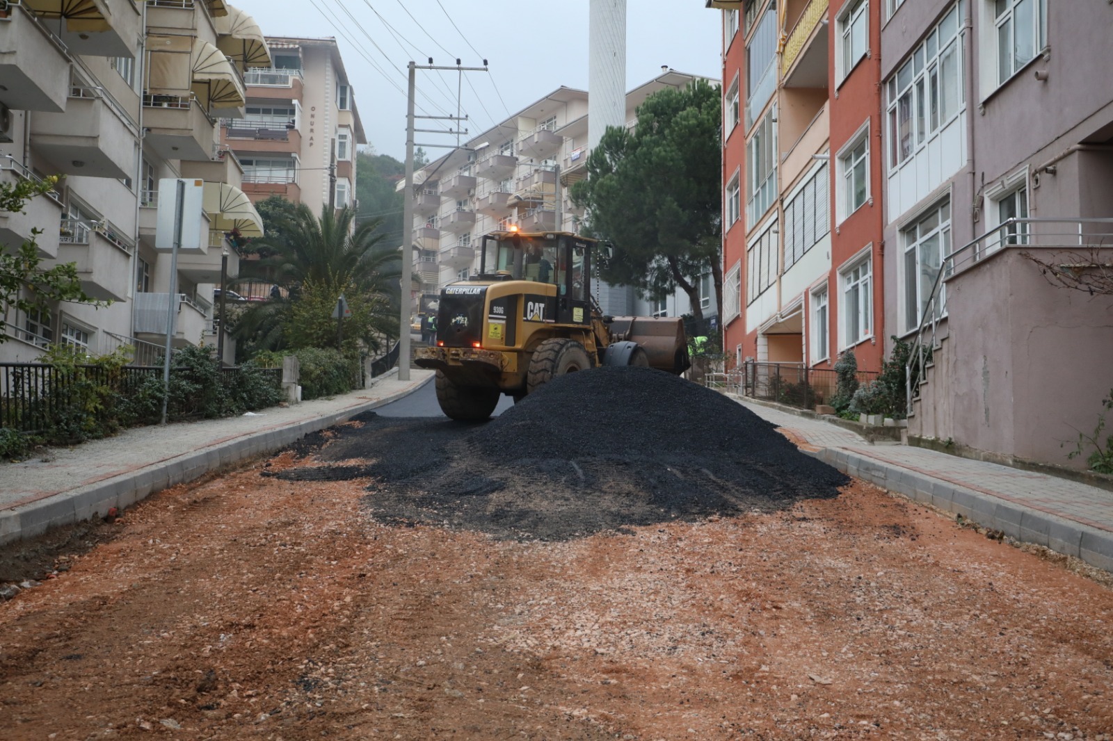 İzmit Belediyesi Yenimahalle’deki yol çalışmasında sona geldi