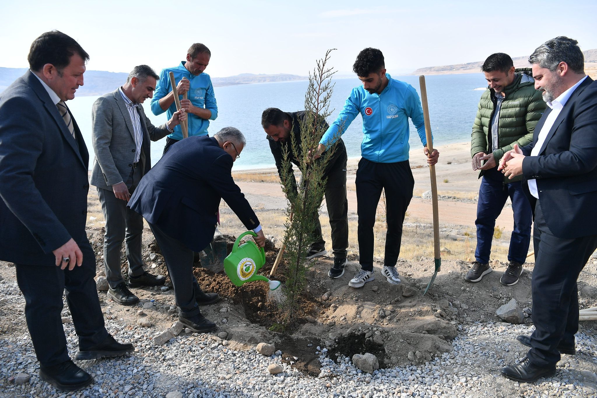 Başkan Büyükkılıç, Milli Ağaçlandırma Günü’nde çocuklarla fidan dikti