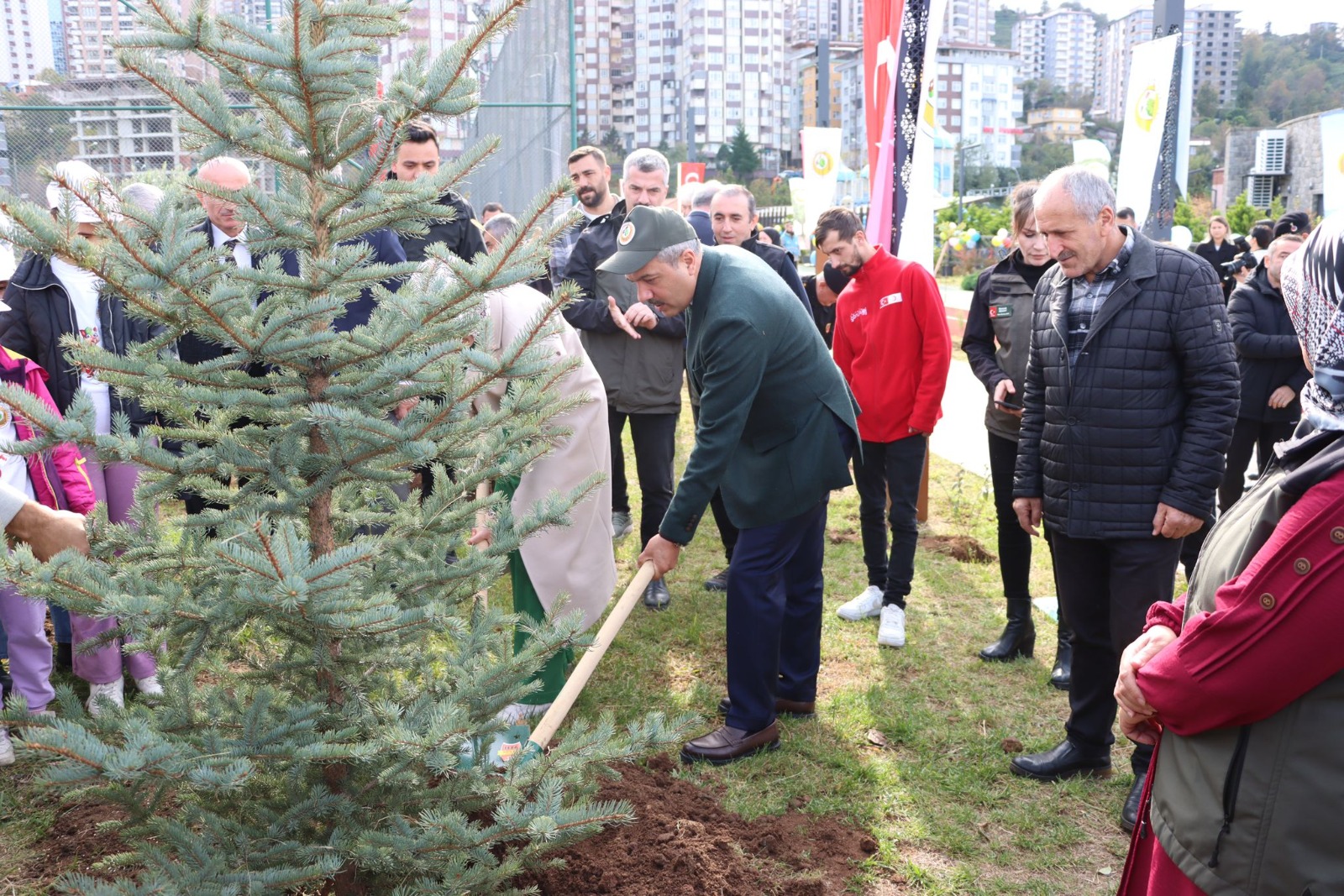 Rize Valisi Baydaş, fidan dikme etkinliğine katıldı