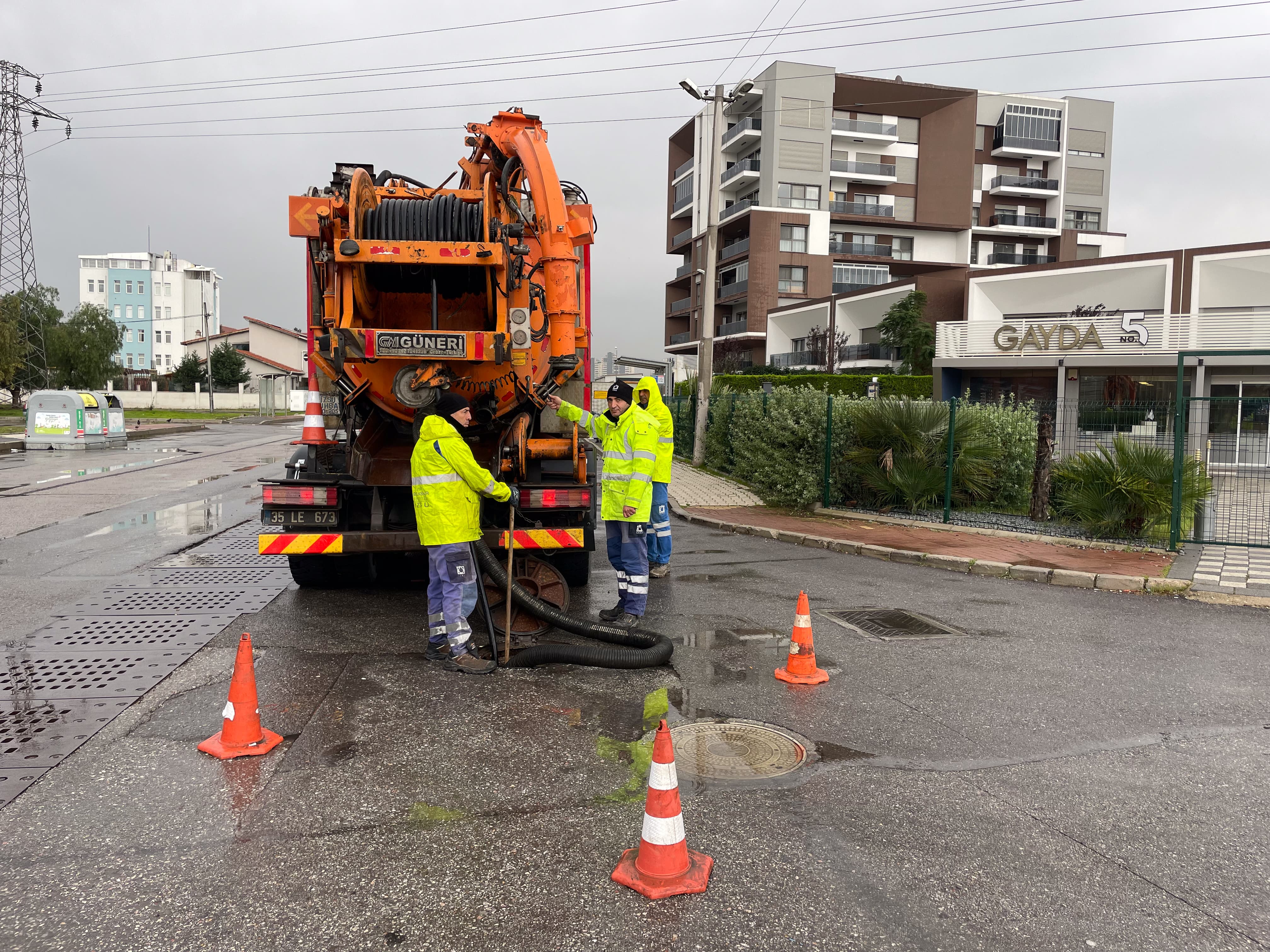 İzmir Büyükşehir Belediyesi, 850 personel ve 640 araçla sahada