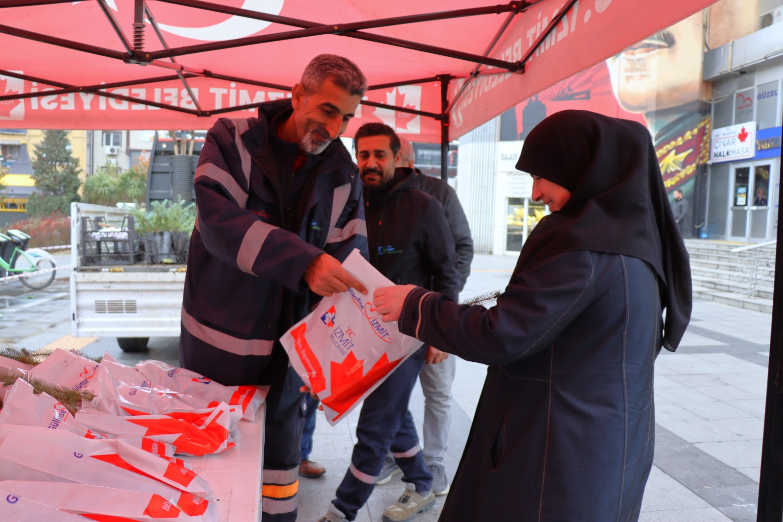 İzmit Belediyesi vatandaşlara istiridye mantarı ve fıstık çamı dağıttı