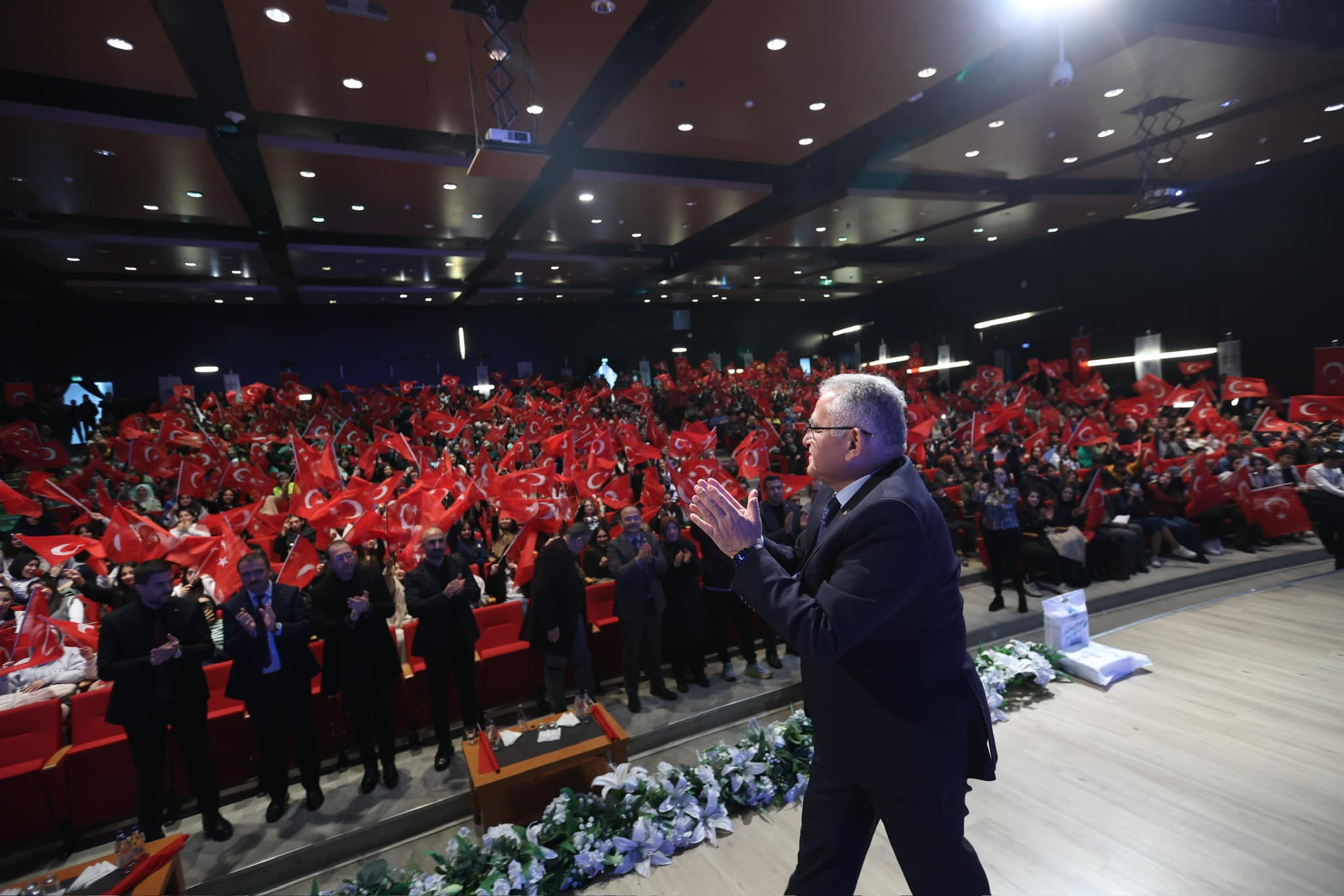 Başkan Büyükkılıç’tan öğrencilere kitap desteği